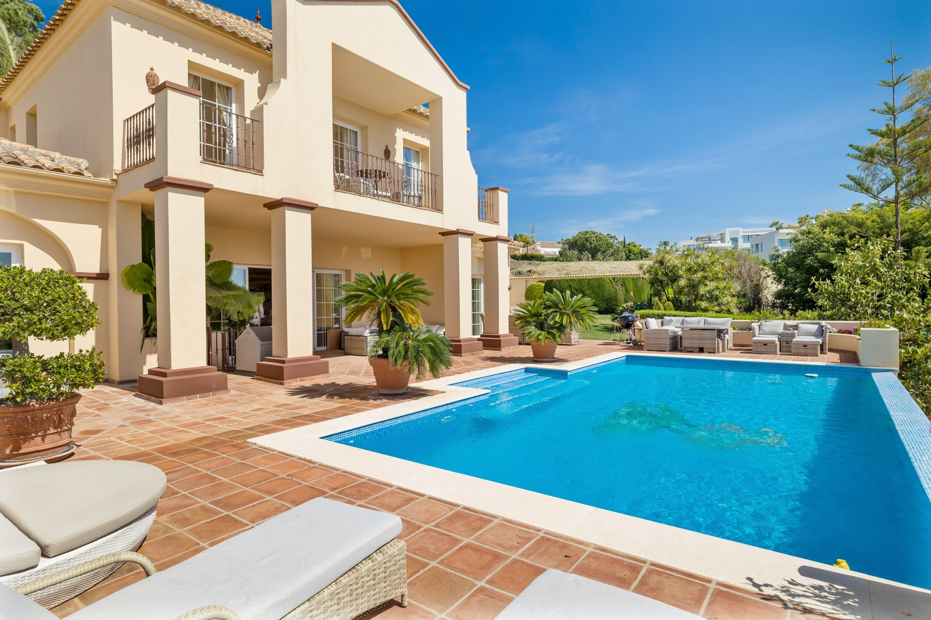 Classical style villa in El Paraiso Alto, fully private with sea and mountain views, close to all amenities and golf