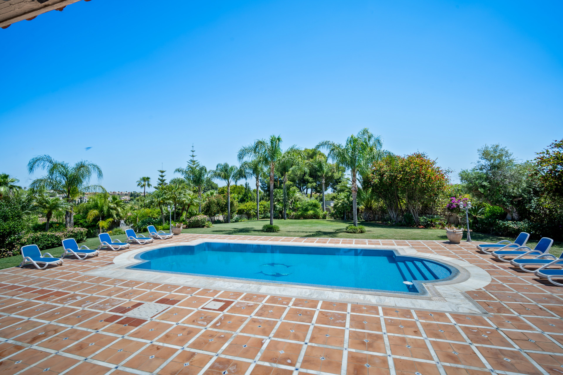Quality villa in a small gated community next to Los Flamingos and Cancelada with mountain, garden and golf views