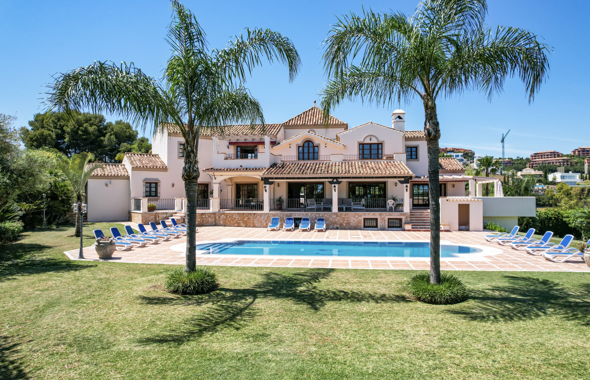 Quality villa in a small gated community next to Los Flamingos and Cancelada with mountain, garden and golf views