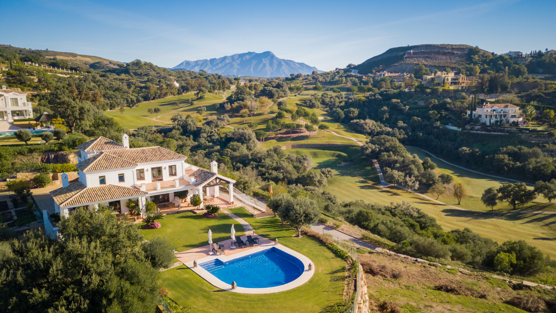 Villa en primera línea de golf, orientación sur, con vistas panorámicas a las montañas y mar en Marbella Club Golf Resort