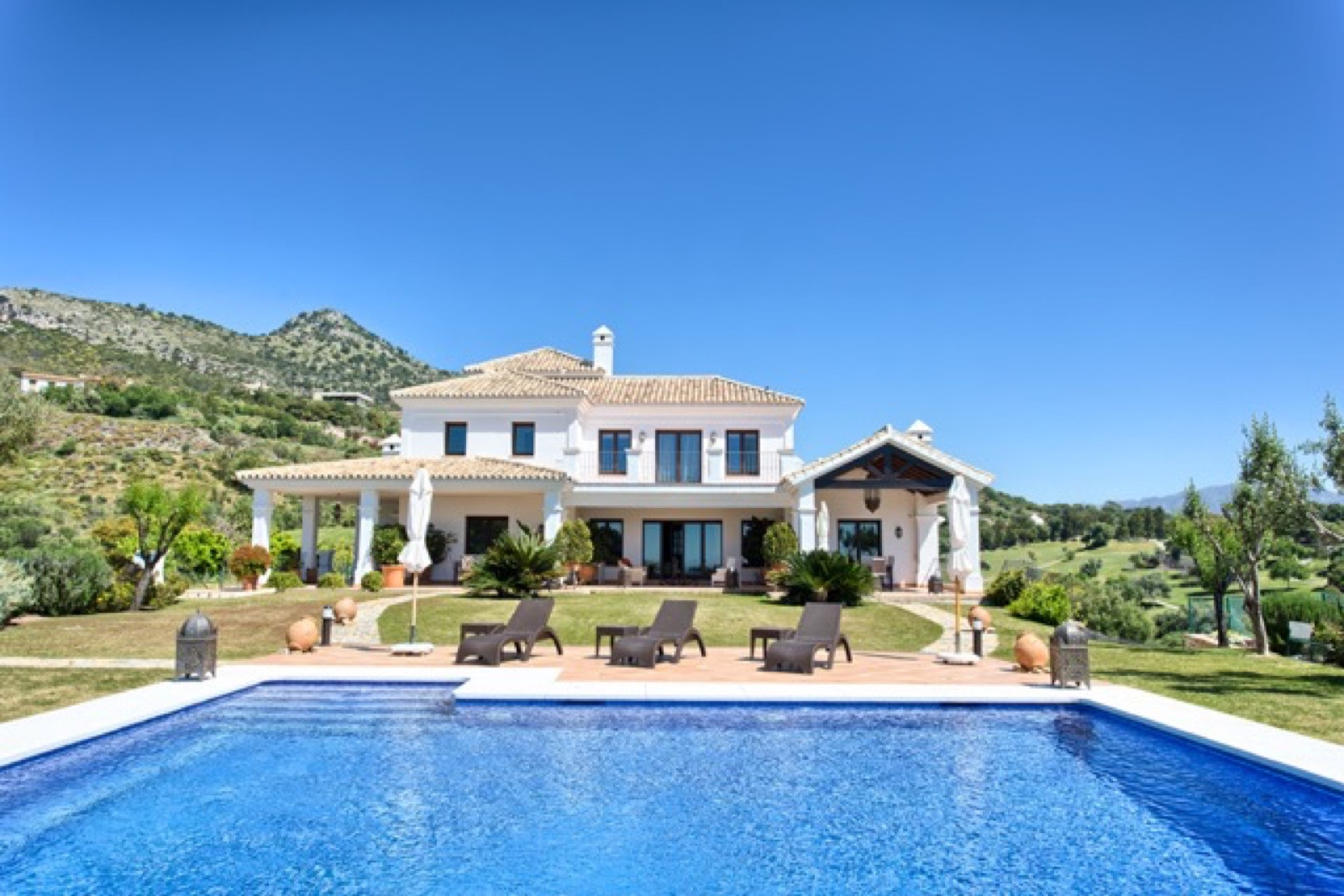 Villa en primera línea de golf, orientación sur, con vistas panorámicas a las montañas y mar en Marbella Club Golf Resort
