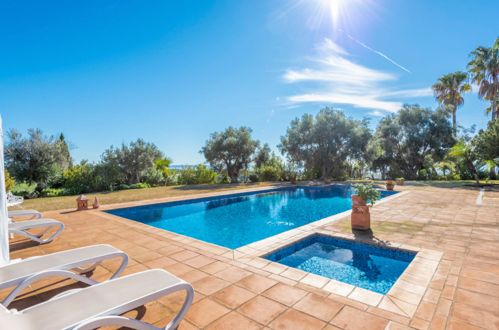 Fantastic villa in El Paraiso Alto with far-reaching sea and golf views close to all kind of amenities and golf courses