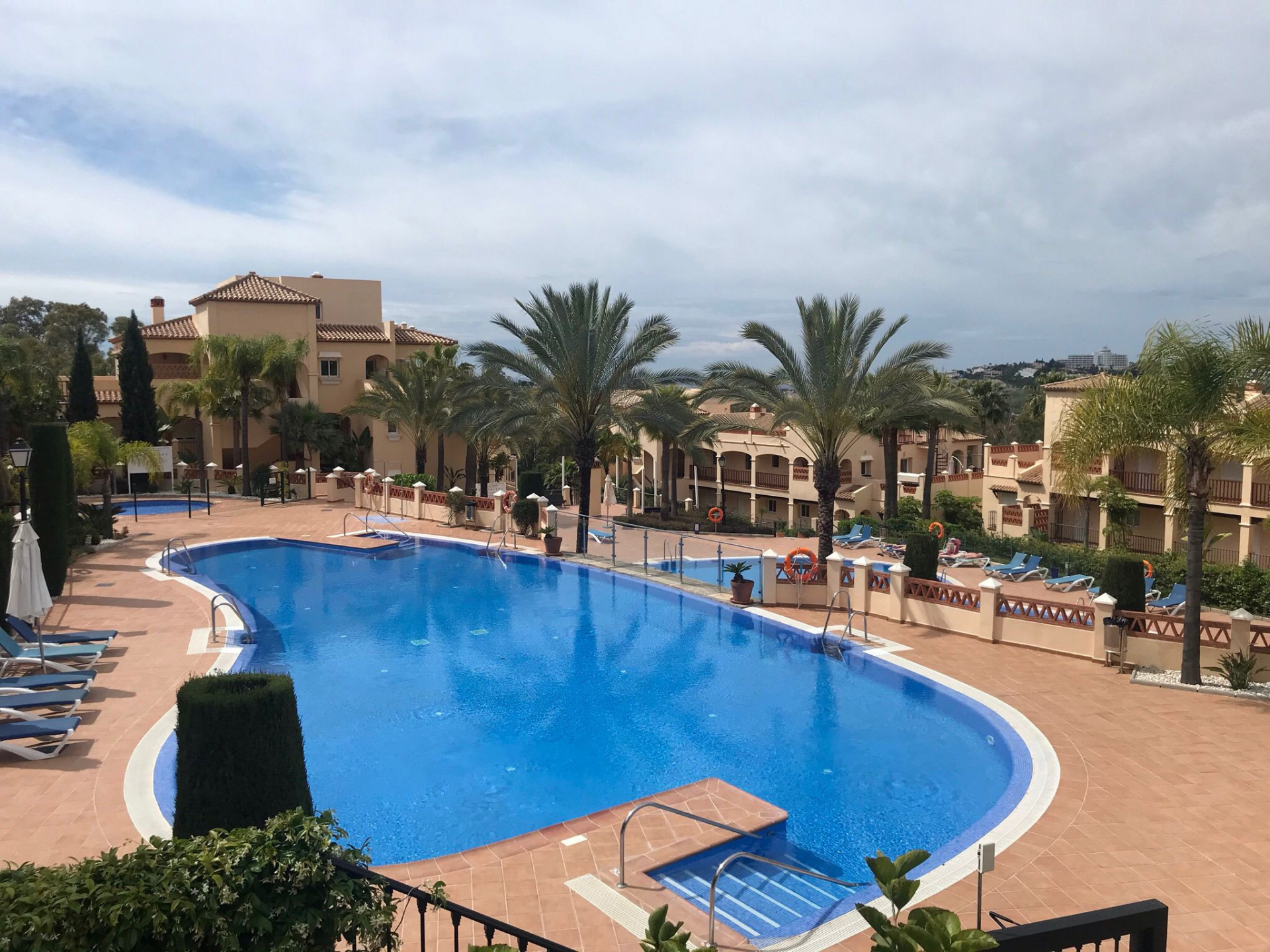Large middle floor apartment frontline Atalaya Golf with a large covered terrace