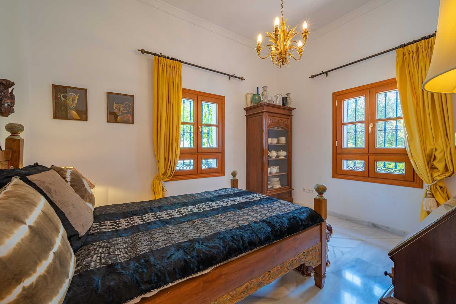 Rustic and well-kept villa located in Monte Mayor, a beautiful residential estate within the Ronda mountains