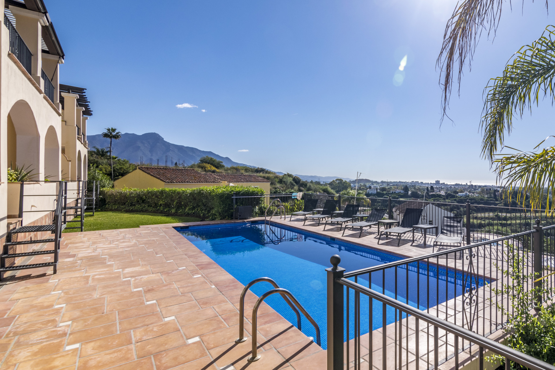 Quality duplex penthouse in Los Almendros, Benahavís with spectacular views to the Mediterranean and the coast