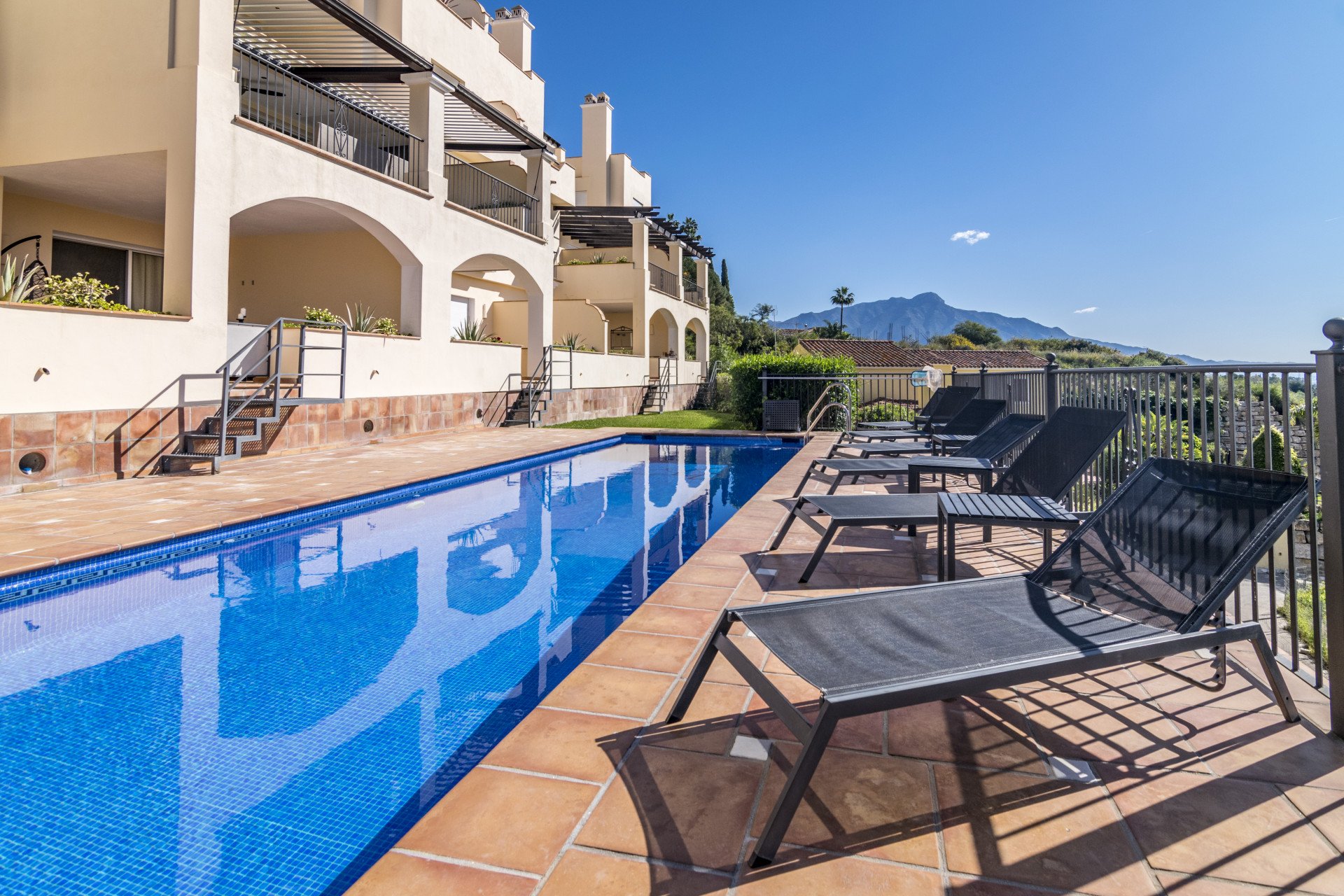 Quality duplex penthouse in Los Almendros, Benahavís with spectacular views to the Mediterranean and the coast