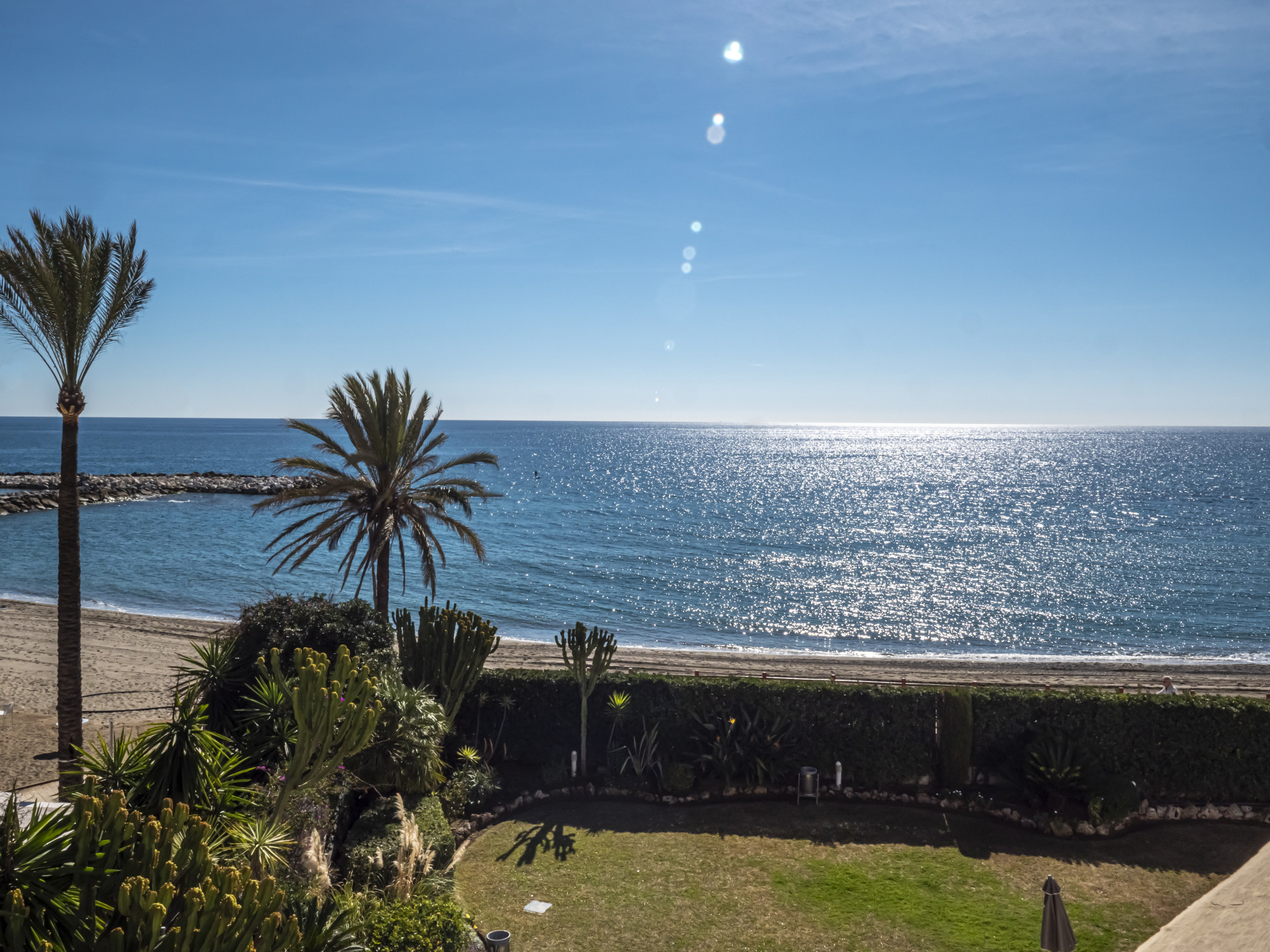 Front line beach apartment with direct views to the beach and sea, walking distance to Puerto Banus