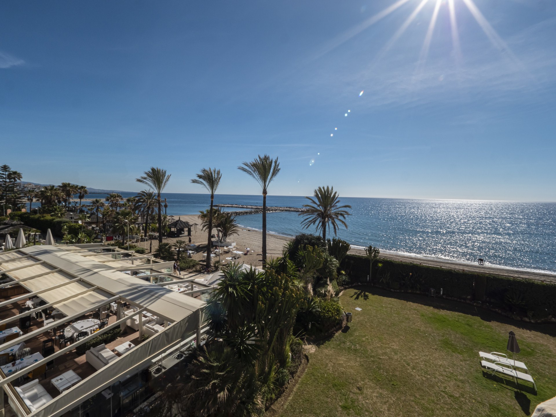 Front line beach apartment with direct views to the beach and sea, walking distance to Puerto Banus