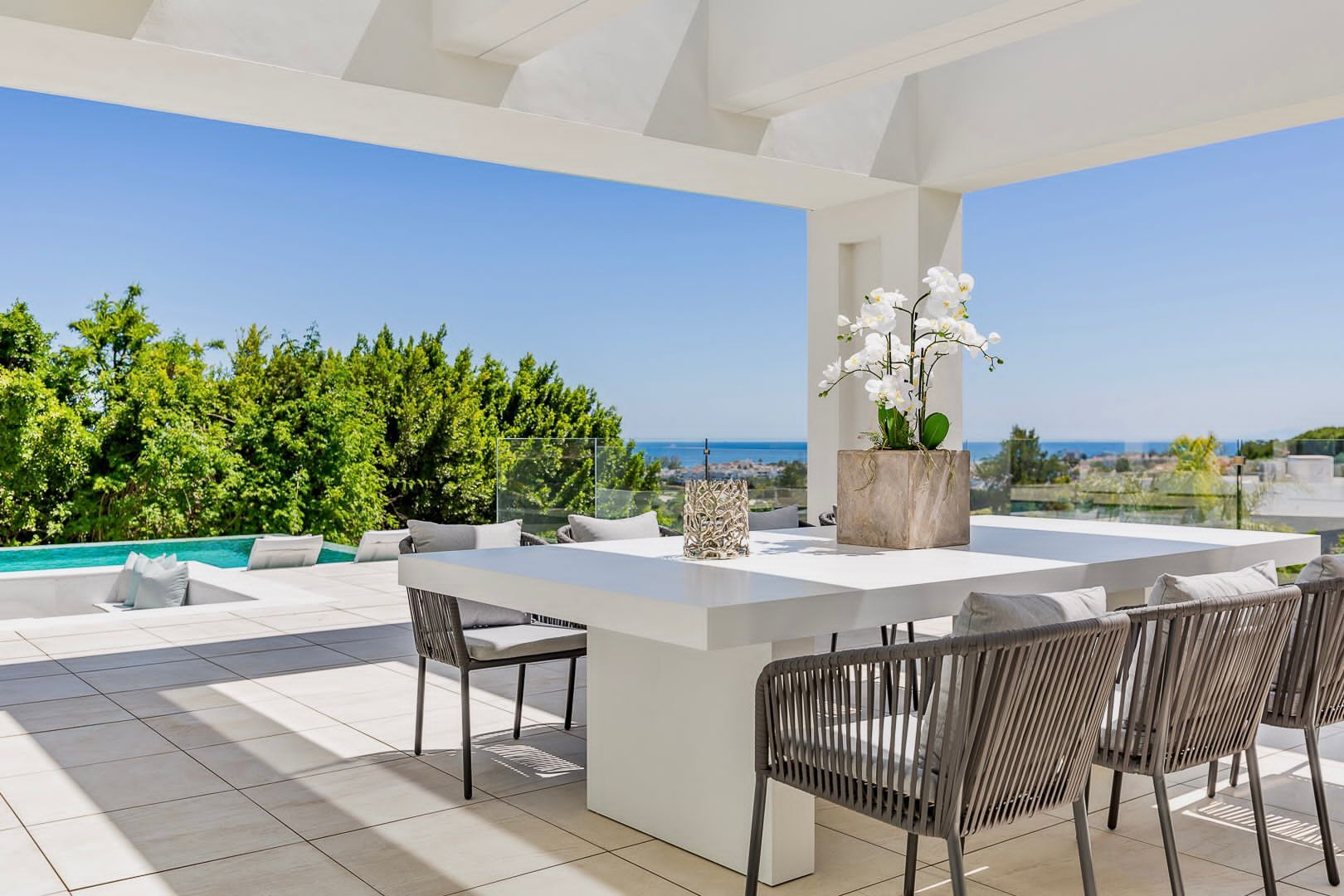 Top of the range property set in the very residential area of El Paraiso Alto with  panoramic sea views.