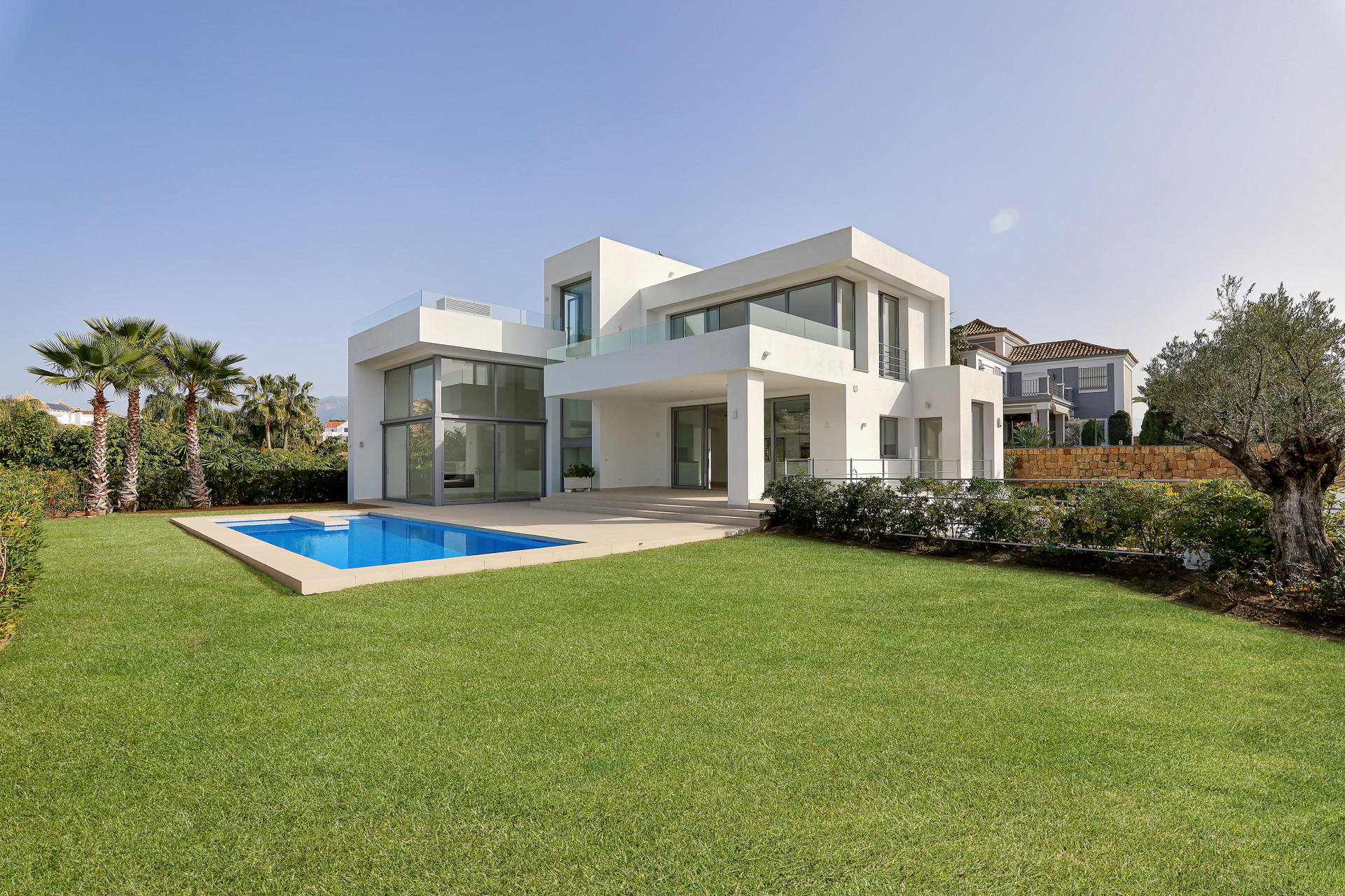 New built contemporary 4 bedroom quality villa in Puerto del Capitan, Benahavis