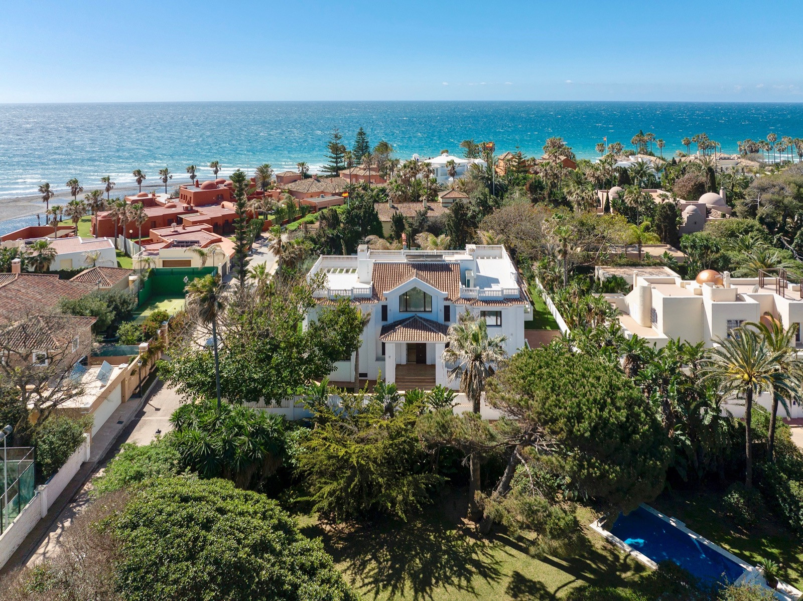 Beautiful Andalusian-style, 6-bedroom villa located in the prestigious and quiet area of Casasola, on second line beach