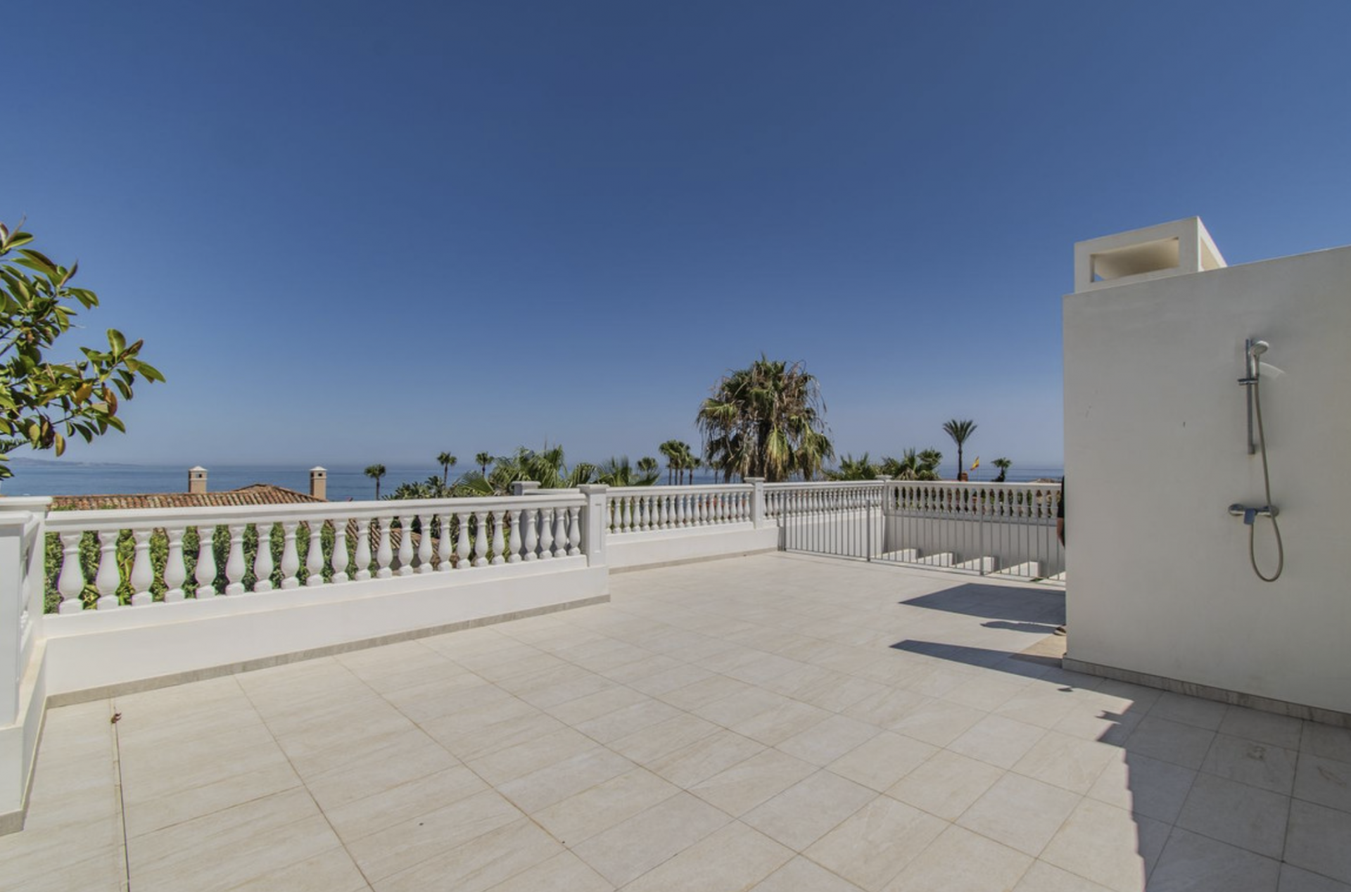 Beautiful Andalusian-style, 6-bedroom villa located in the prestigious and quiet area of Casasola, on second line beach