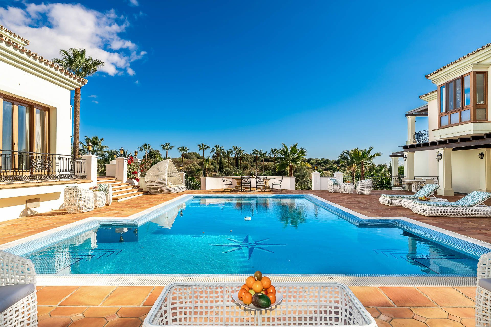 Lujoso palacete mediterráneo de 16 habitaciones situado en la zona de El Paraíso Alto rodeado de los mejores campos de golf de la Costa del Sol