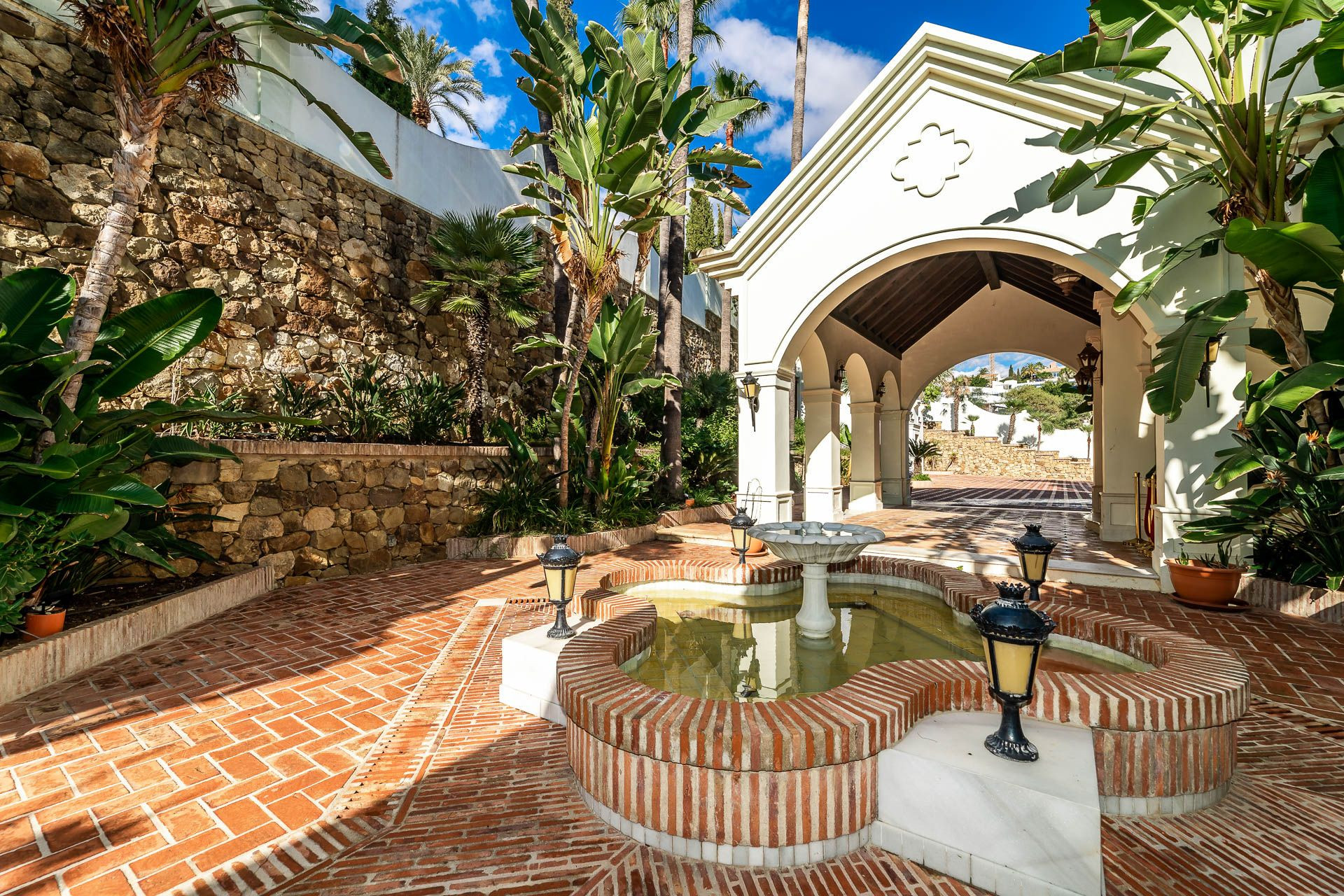 Villa for sale in Benahavis, 