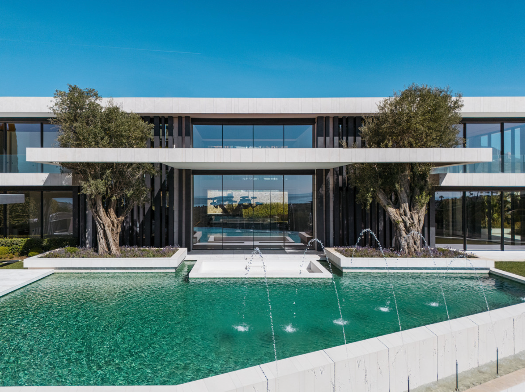 La villa de lujo más extraordinaria jamás construida en Los Flamingos Golf, situada en una parcela grande y elevada en primera línea de golf, con impresionantes vistas al mar Mediterráneo y a los campos de golf.