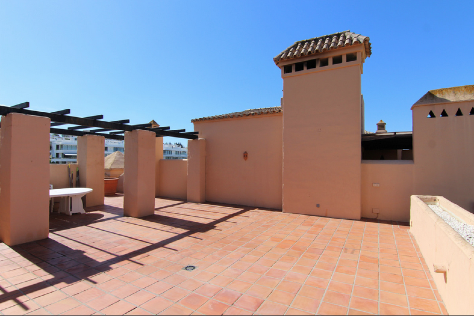 Very ample first floor penthouse, without elevator, enjoying a huge solarium at La Cartuja del Golf
