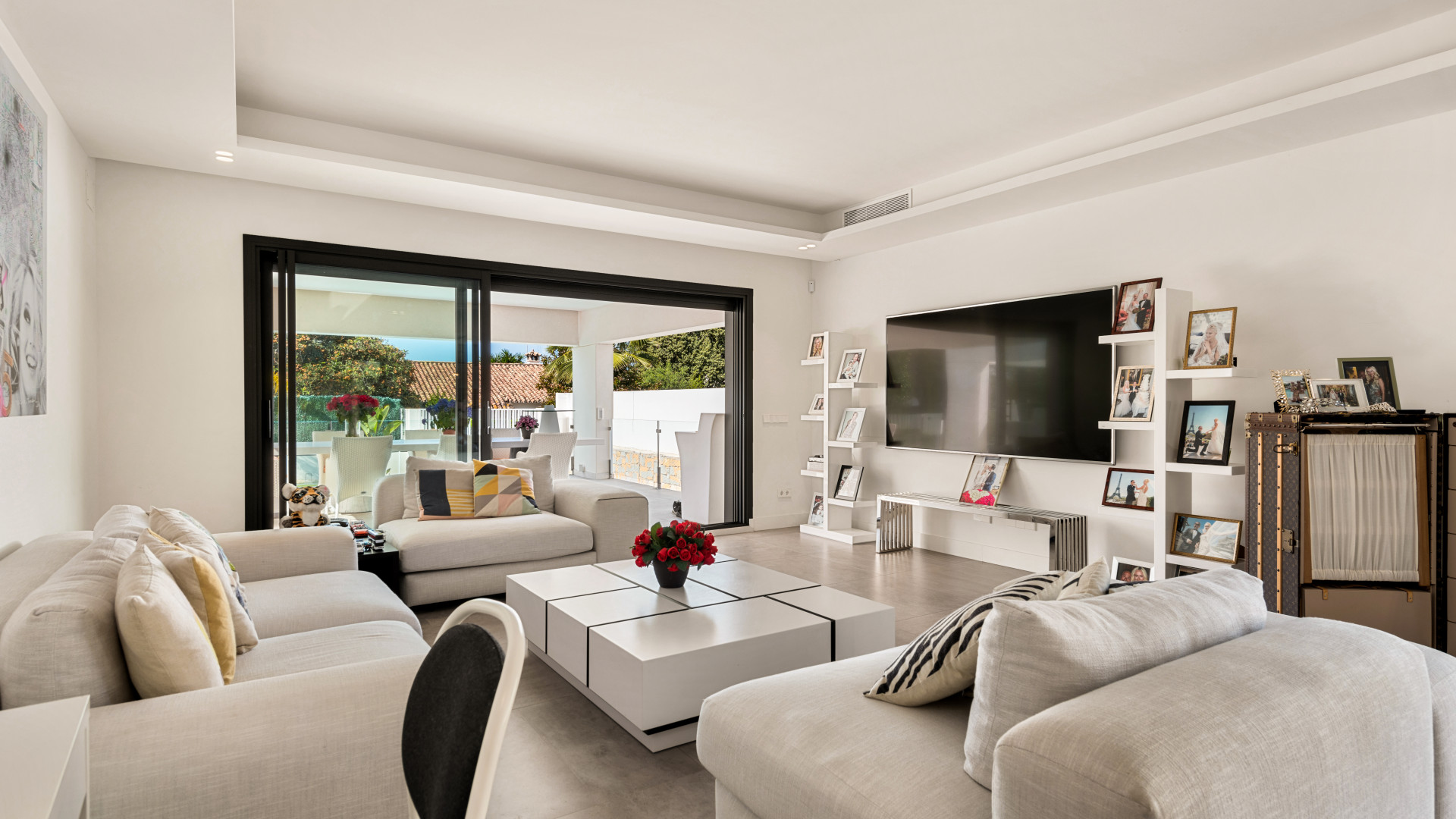 Front line golf, modern style villa recently completed located in a quiet area of Guadalmina Alta