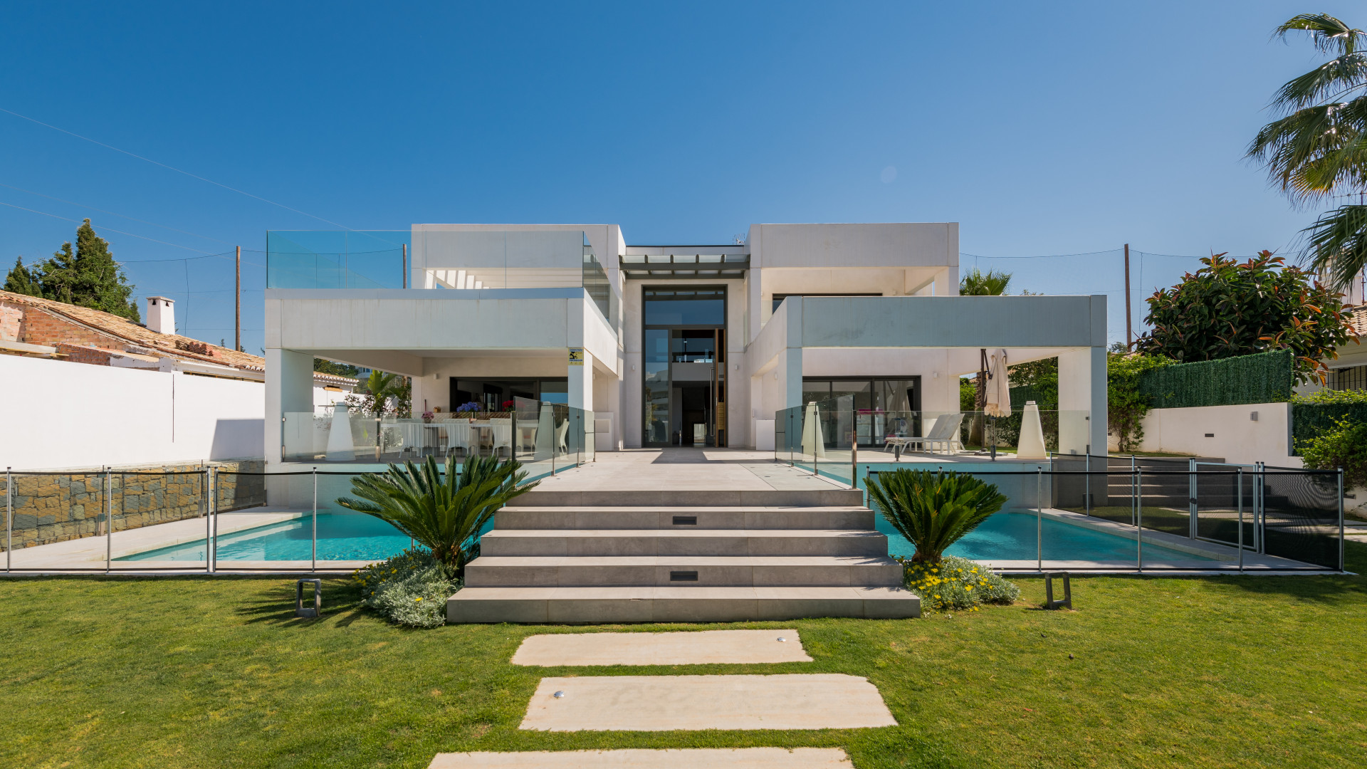 Front line golf, modern style villa recently completed located in a quiet area of Guadalmina Alta
