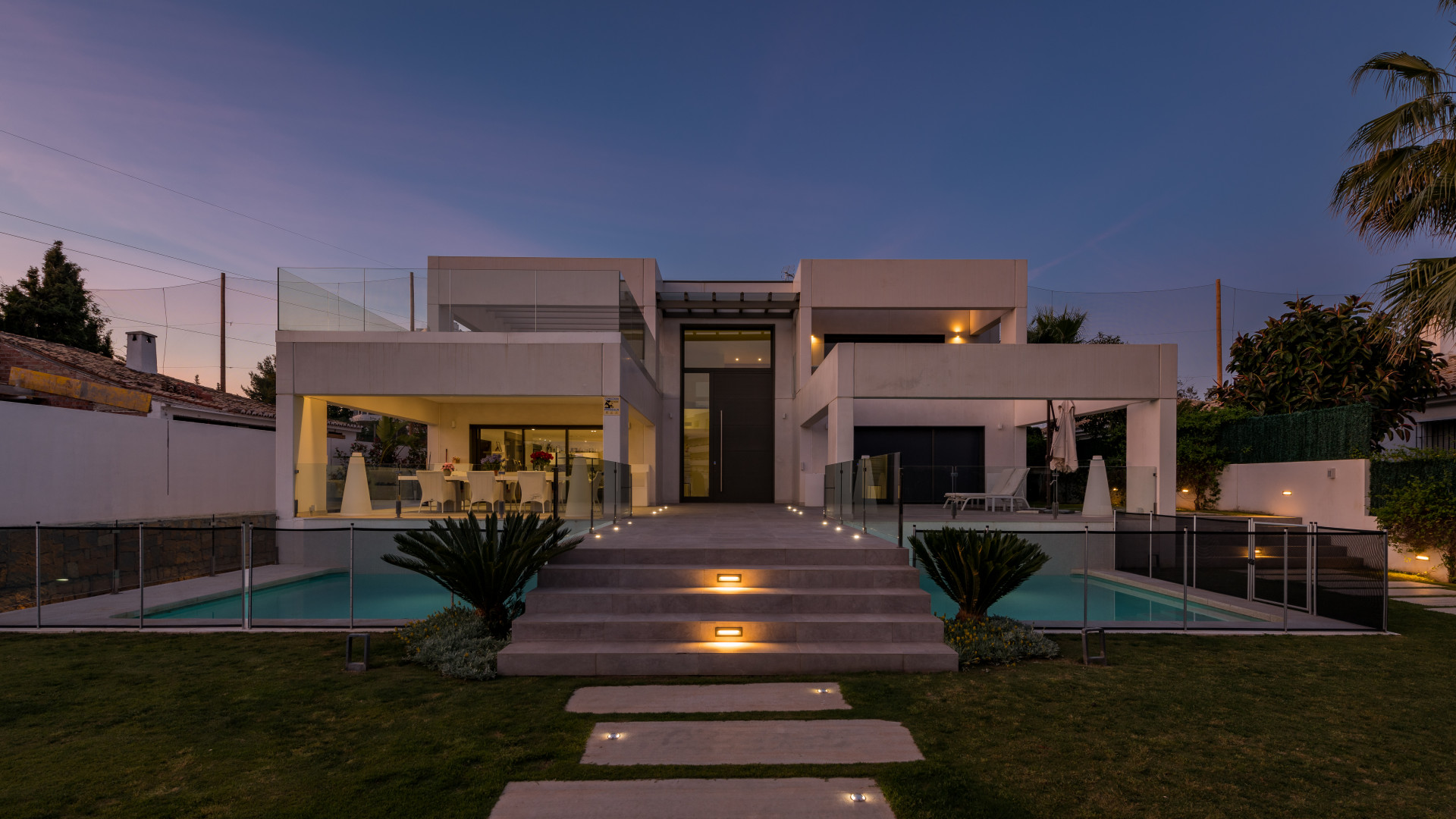 Front line golf, modern style villa recently completed located in a quiet area of Guadalmina Alta