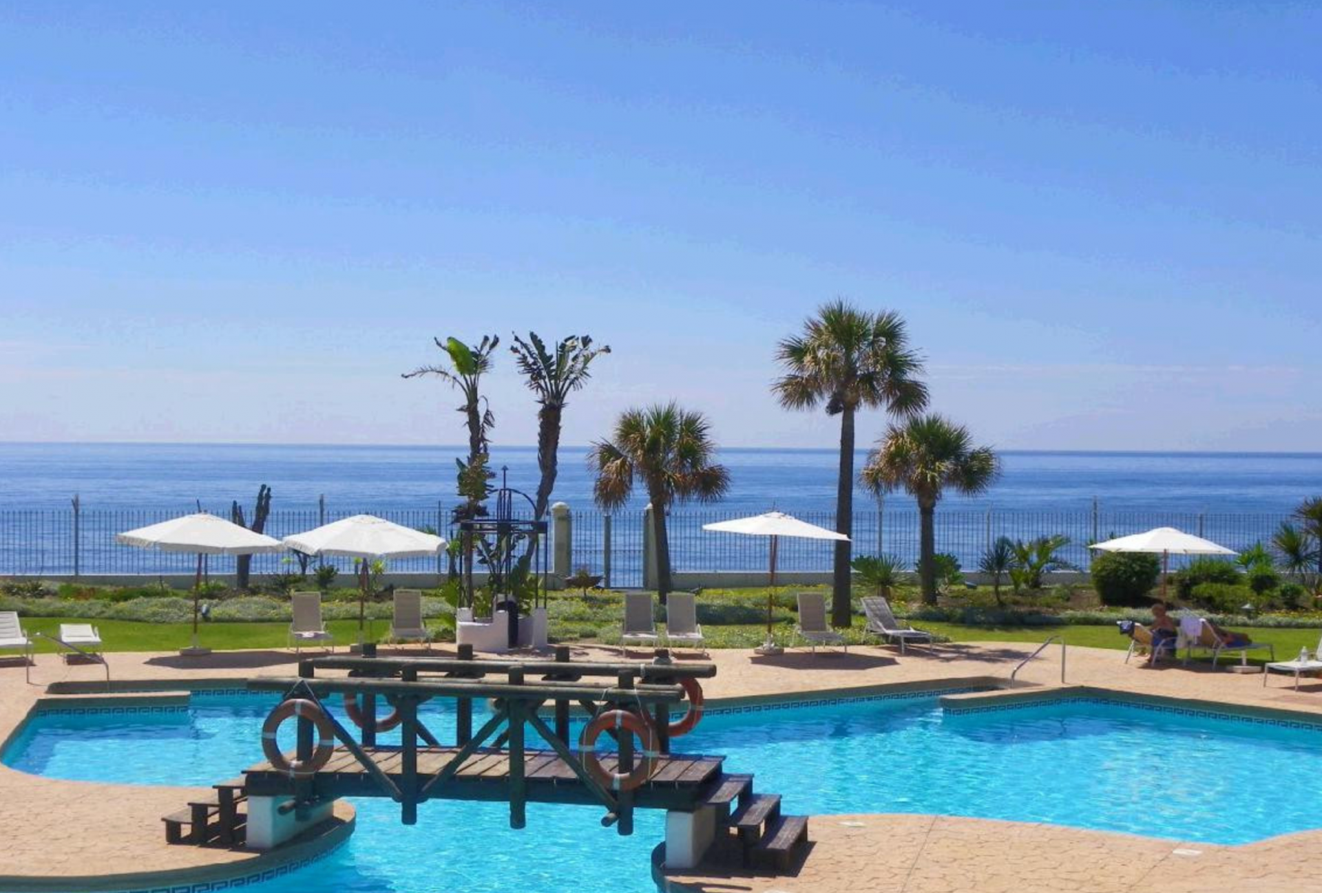 Impressive beachfront duplex penthouse with wonderful sea views located in the luxury gated complex of Ventura del Mar