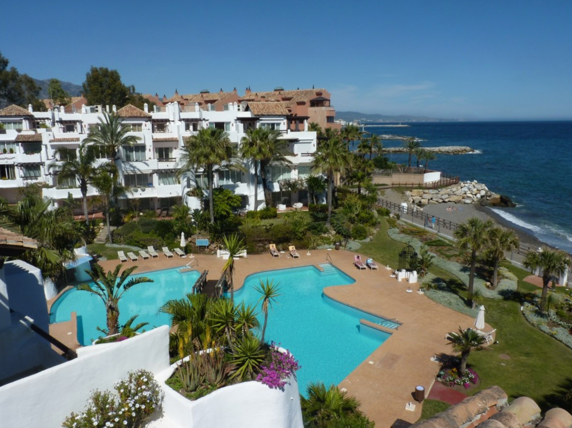 Impressive beachfront duplex penthouse with wonderful sea views located in the luxury gated complex of Ventura del Mar