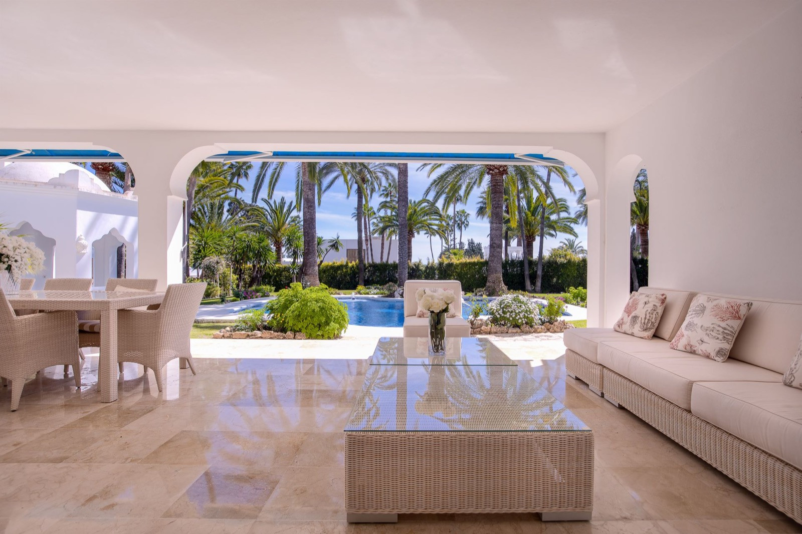 Impressive south facing villa on an extensive, private and secluded plot in the heart of El Paraiso