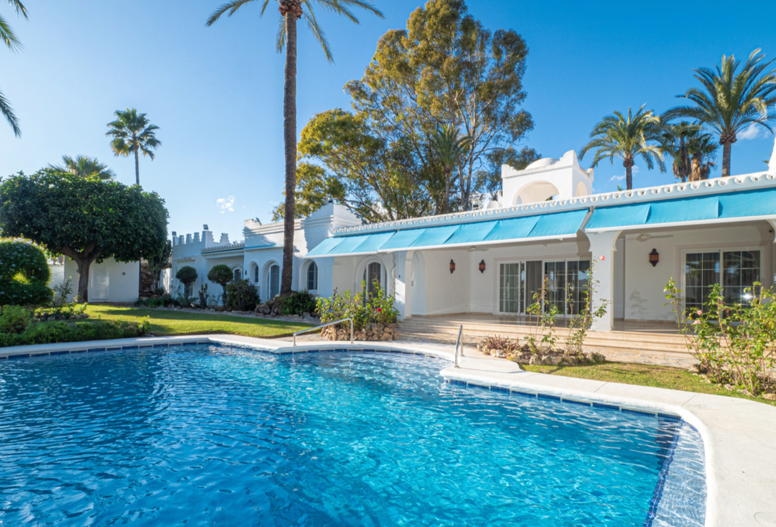 Impressive south facing villa on an extensive, private and secluded plot in the heart of El Paraiso
