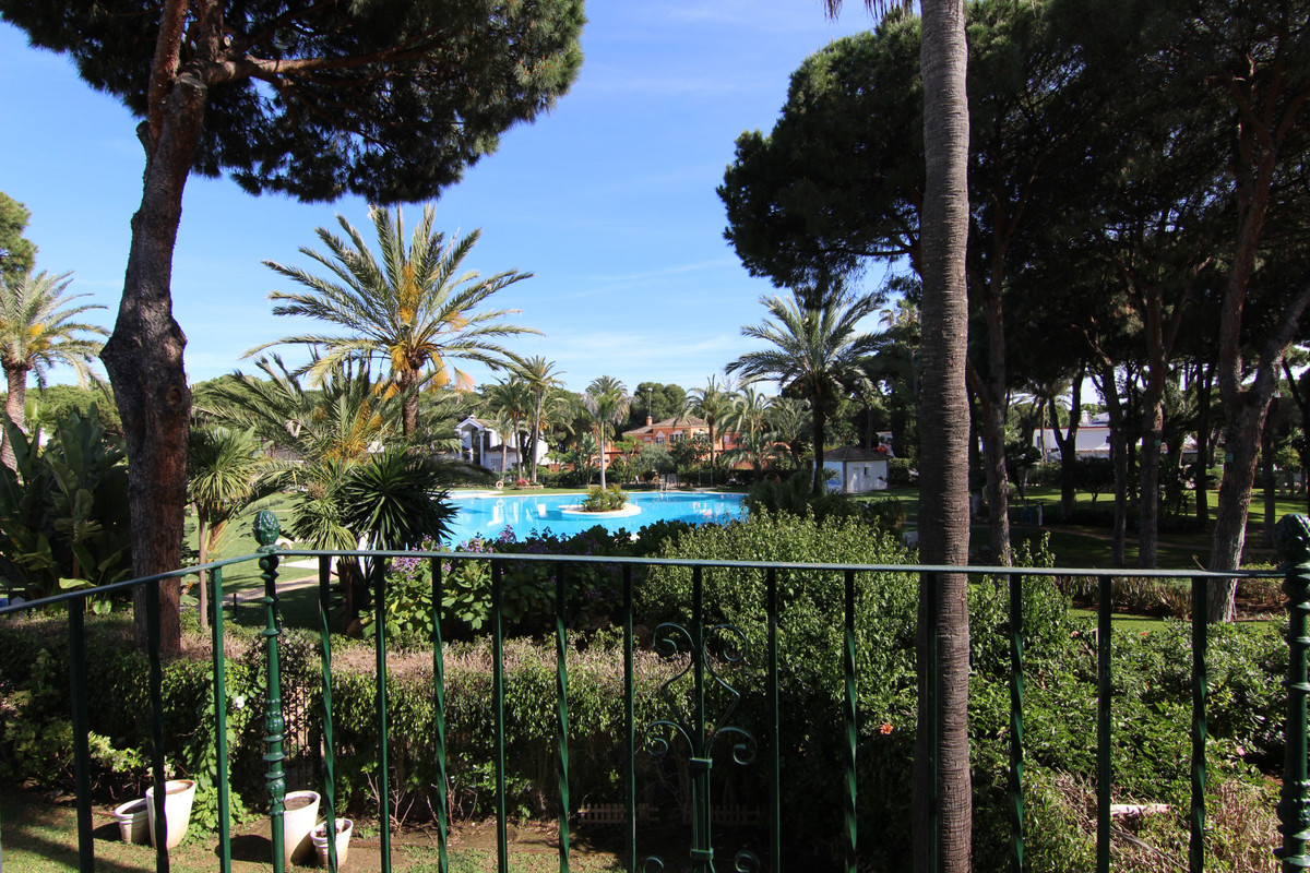 Fantastic investment opportunity at El Presidente. Great 2 beds overlooking the magnificent gardens and the main pool. Ideal for refurbishment project.