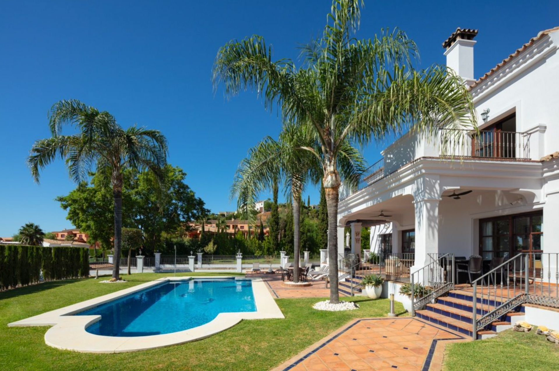 Spectacular villa in the heart of Paraiso Alto distributed over three levels and set on a large 1800m2 plot allowing for ample garden space as well as a large pool
