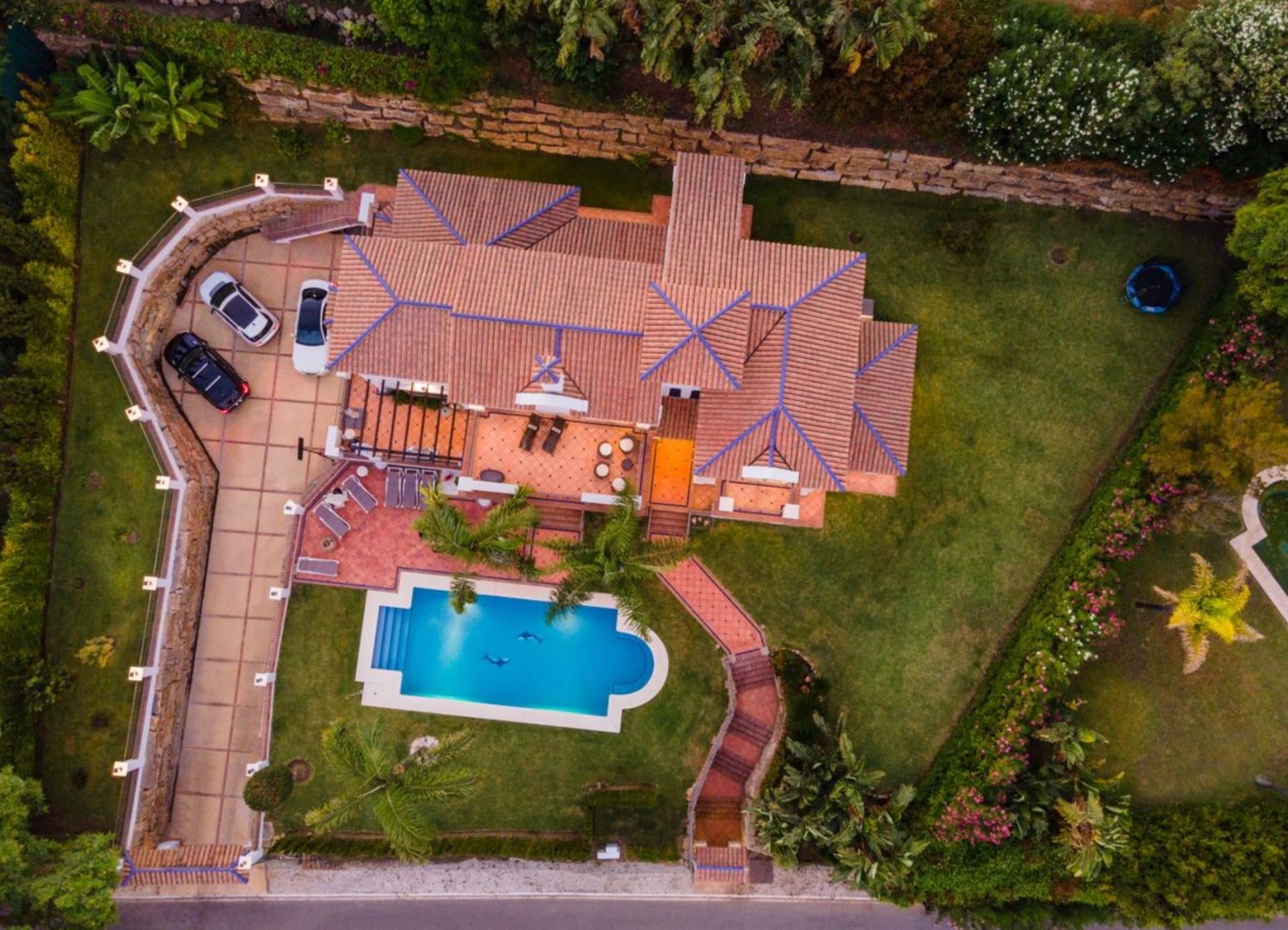 Spectacular villa in the heart of Paraiso Alto distributed over three levels and set on a large 1800m2 plot allowing for ample garden space as well as a large pool
