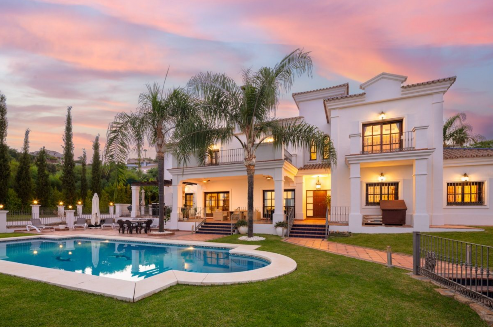 Spectacular villa in the heart of Paraiso Alto distributed over three levels and set on a large 1800m2 plot allowing for ample garden space as well as a large pool
