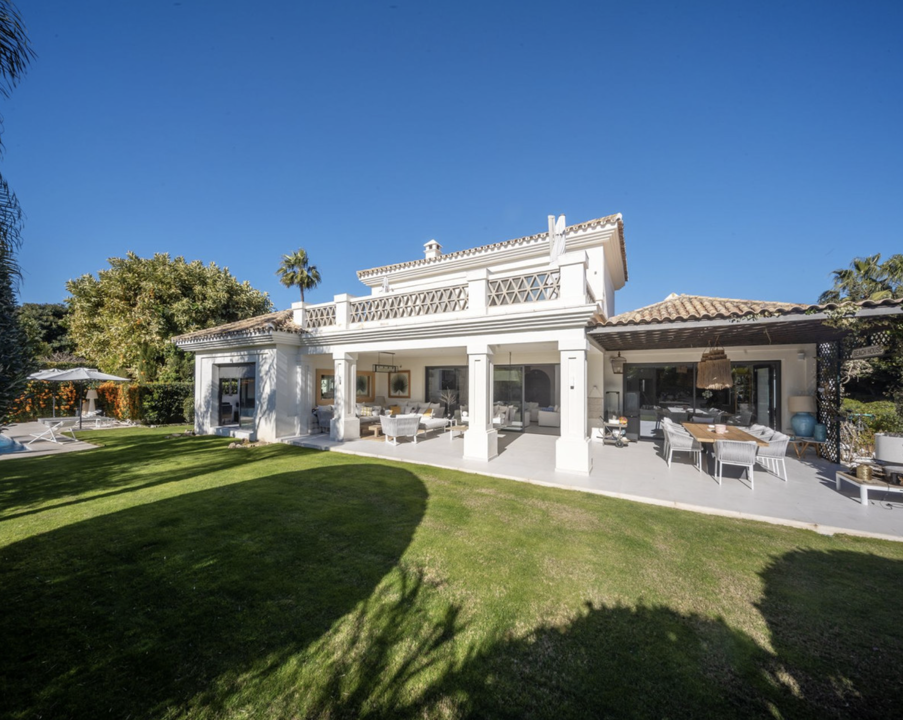 Immaculate and completely refurbished villa a few steps from the beach in Guadalmina Baja