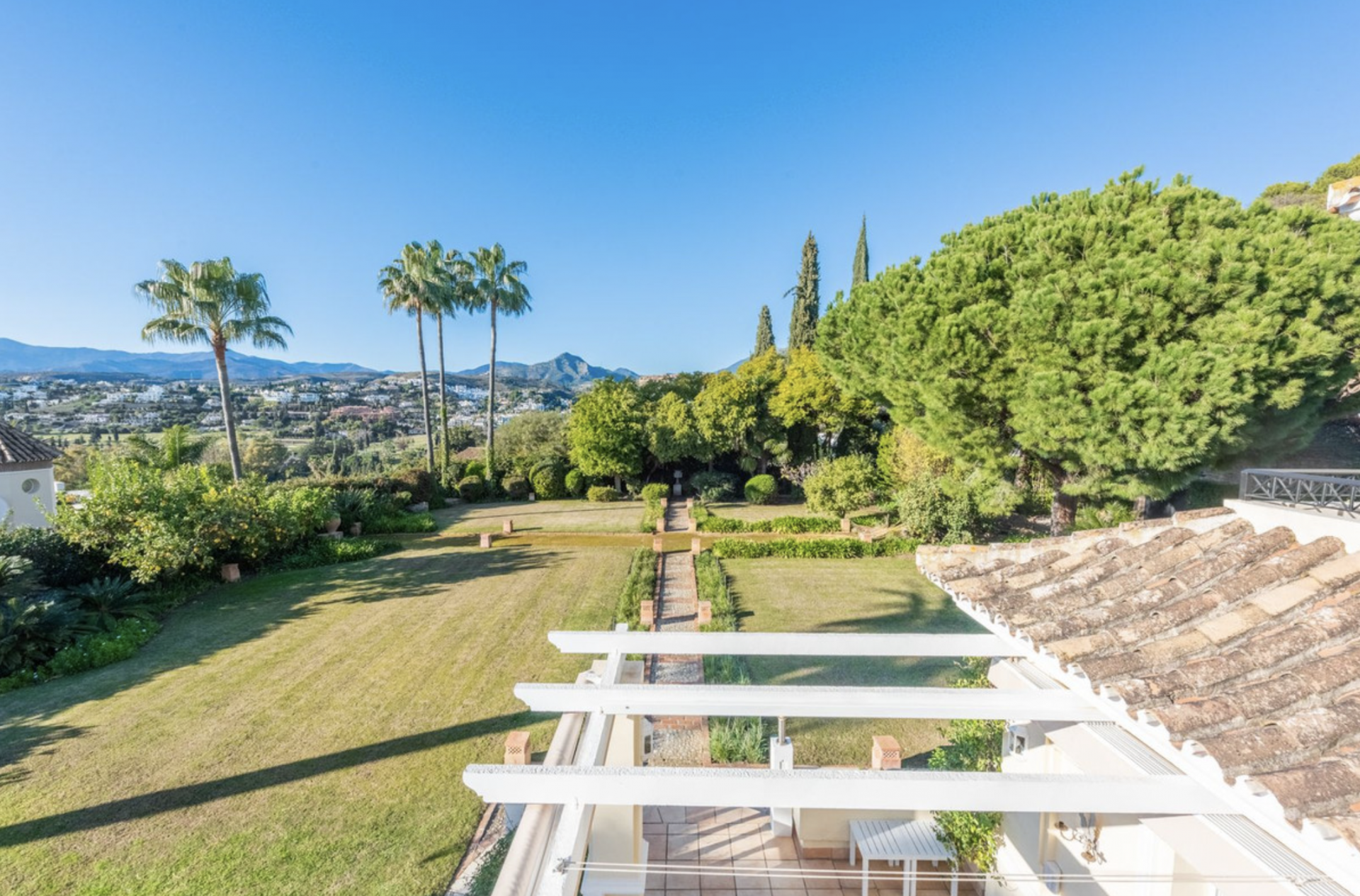 Beautiful Andalusian-style villa with an enchanting garden located in El Paraiso Medio