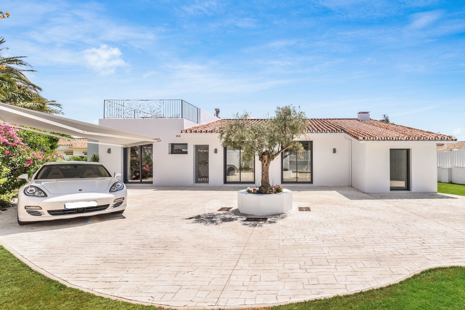 Recently refurbished villa 400m from the beach in Atalaya