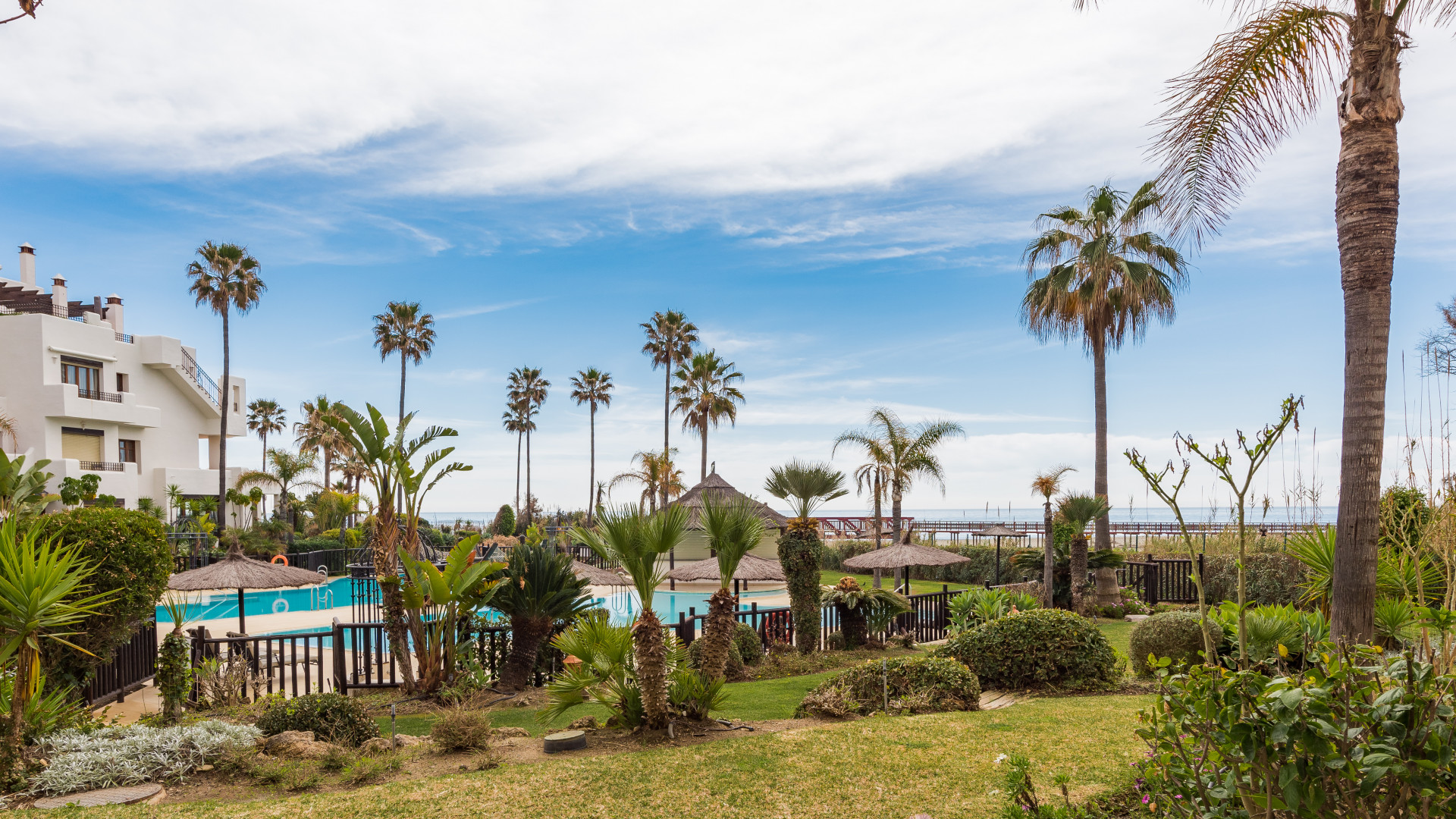 Fully refurbished ground floor apartment in a luxurious first line beach community located at one of the finest beaches in Estepona