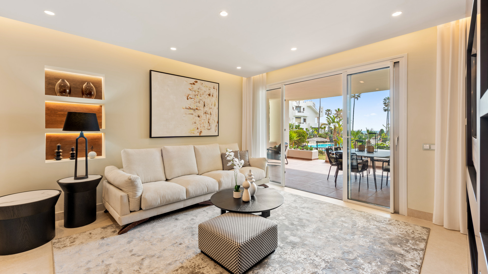 Fully refurbished ground floor apartment in a luxurious first line beach community located at one of the finest beaches in Estepona