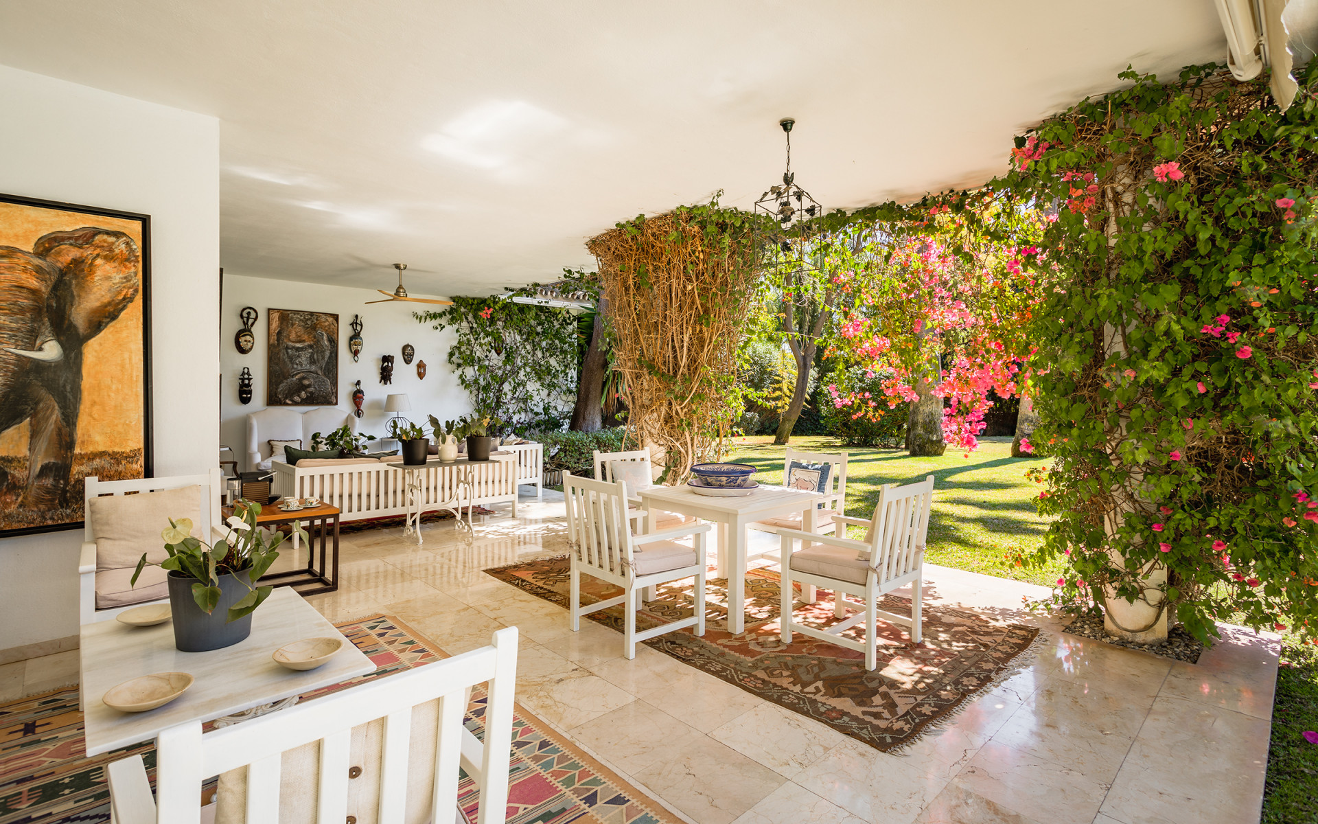 Elegant villa distributed entirely on one level set in the quiet area of Guadalmina Baja just a few meters from the beach