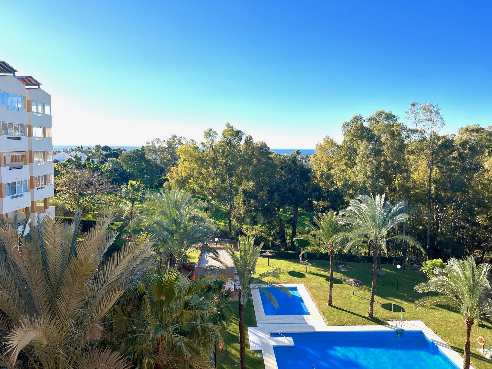 Very bright, South-facing apartment featuring sea and mountain views in Atalaya