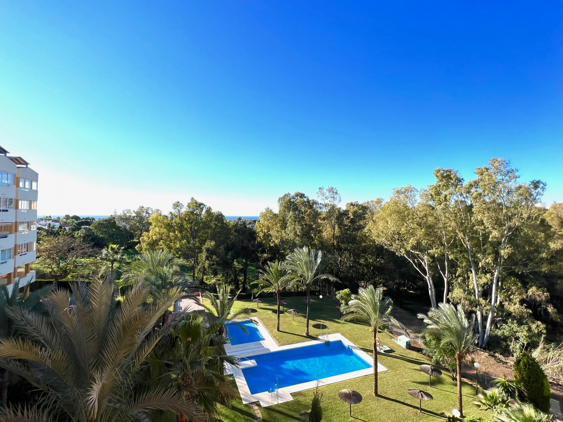 Very bright, South-facing apartment featuring sea and mountain views in Atalaya