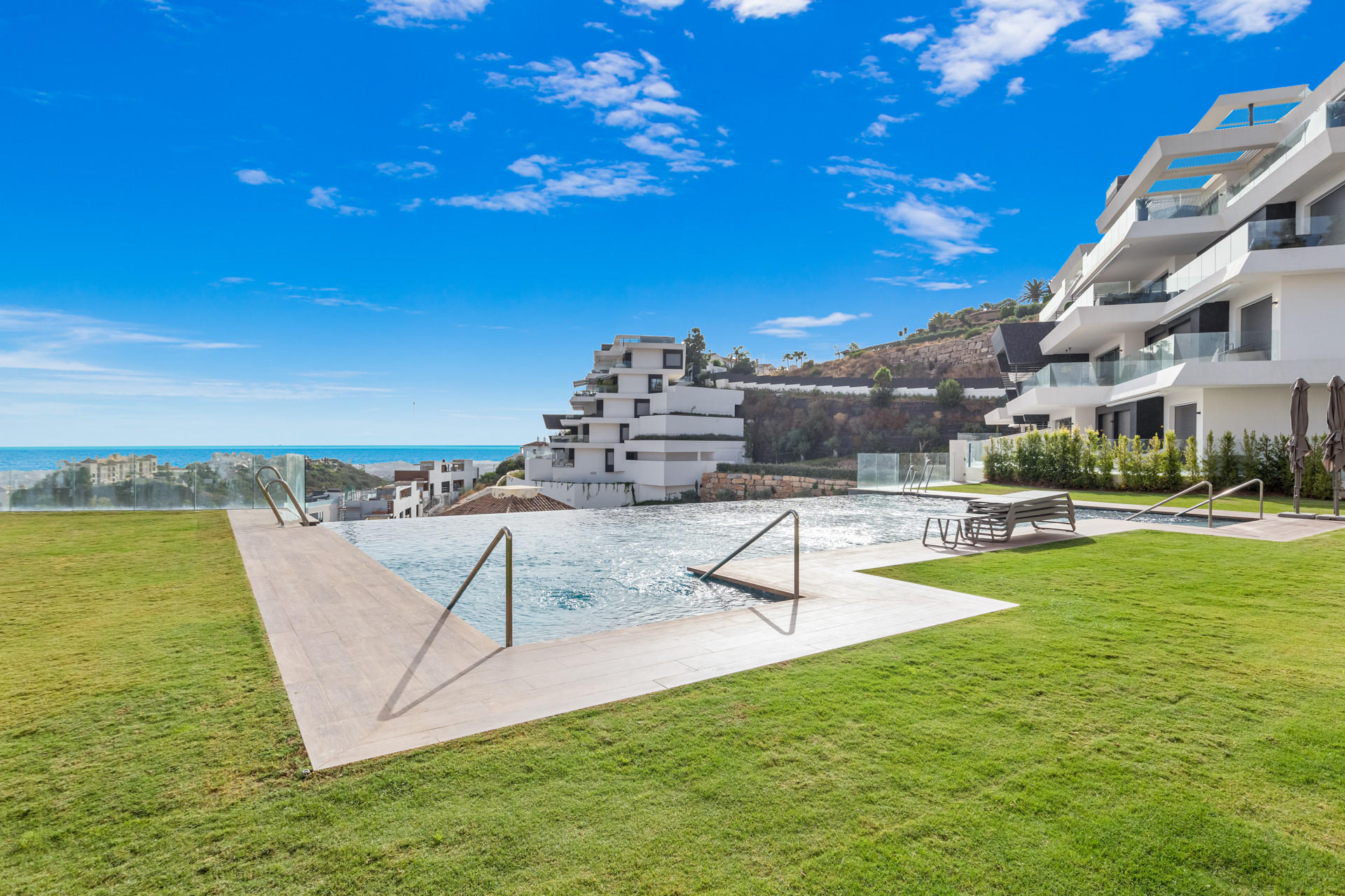 South facing 3-bedroom apartment in an exclusive complex in Benahavis with spectacular panoramic sea views