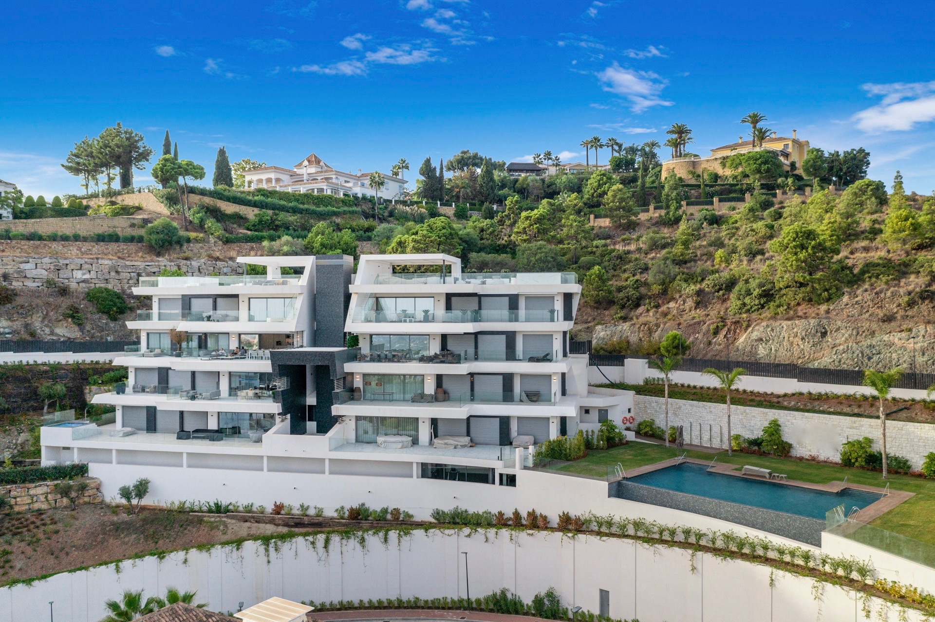 South facing 3-bedroom apartment in an exclusive complex in Benahavis with spectacular panoramic sea views