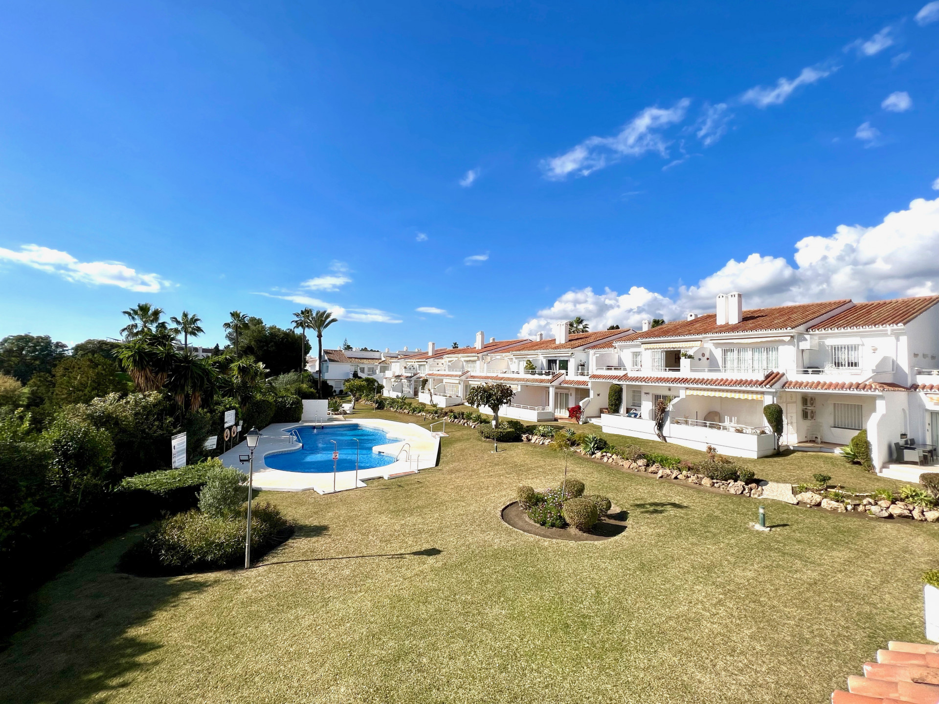 Very bright top floor apartment  in a residential complex just a few steps away from commercial centers in El Paraiso area