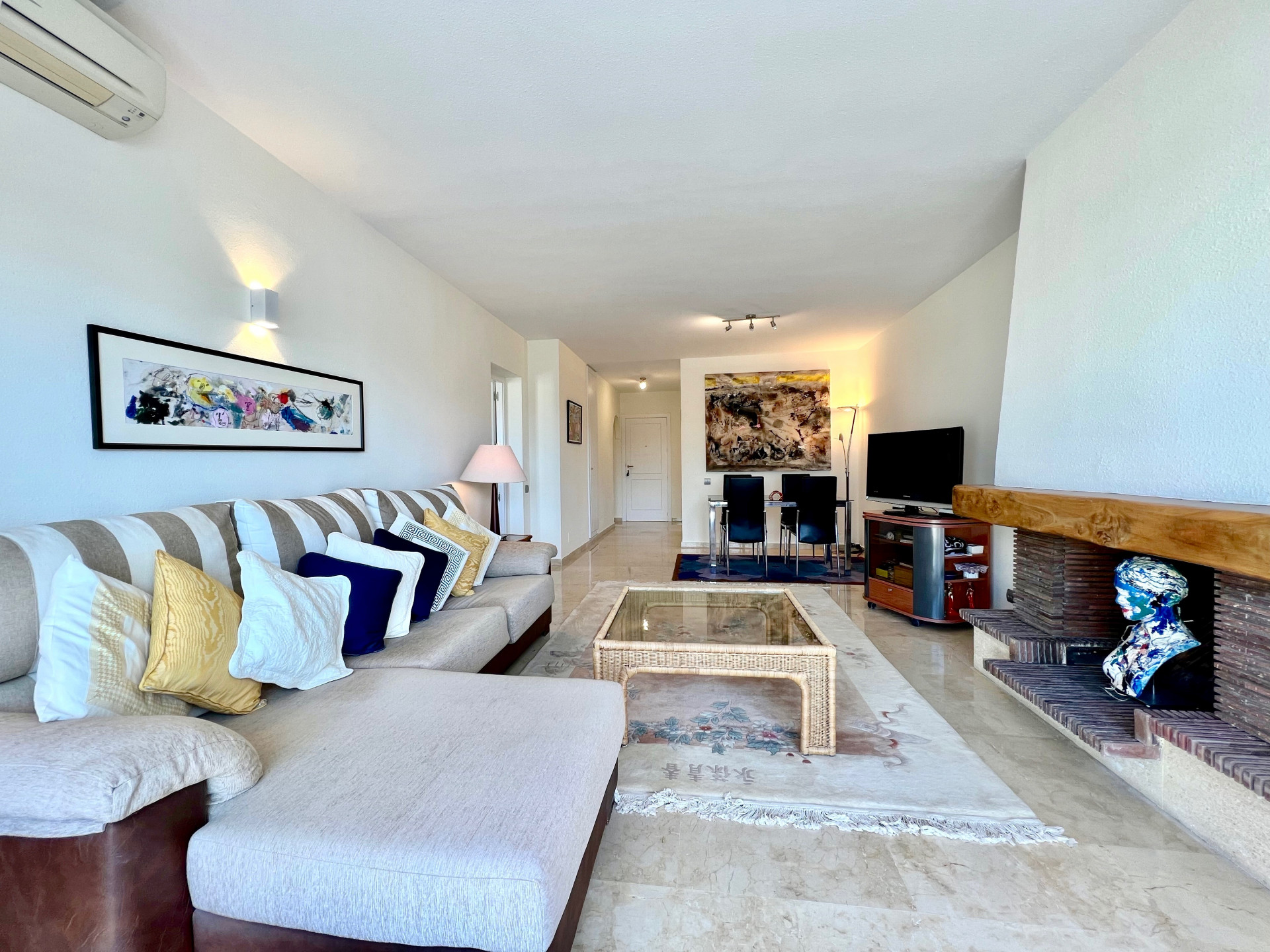 Very bright top floor apartment  in a residential complex just a few steps away from commercial centers in El Paraiso area