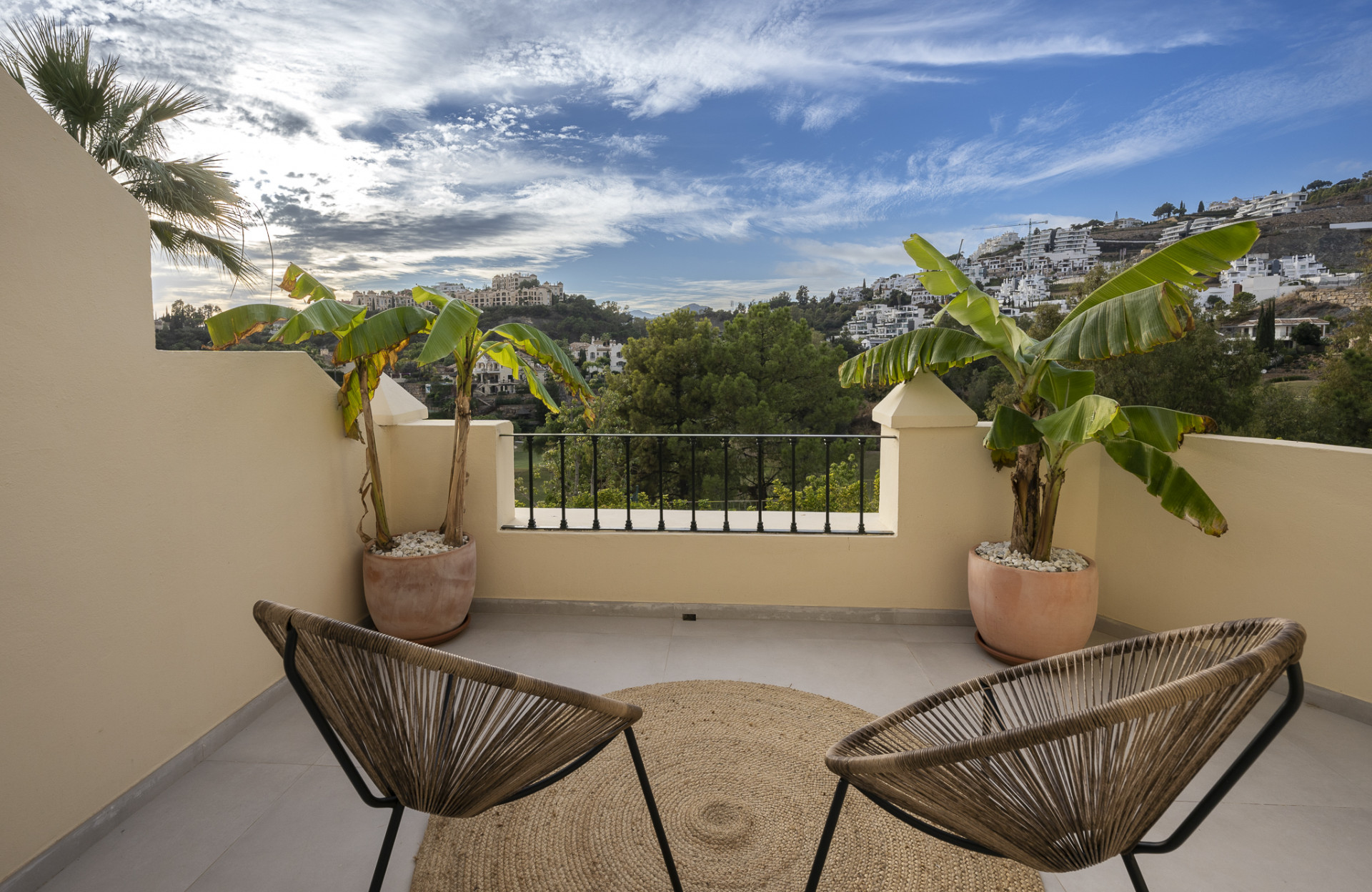 Beautiful townhouse in a safe and quiet area of La Quinta with magnificent views of mountains, golf and sea
