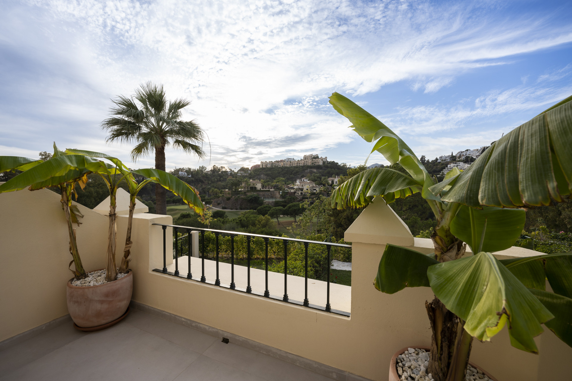 Beautiful townhouse in a safe and quiet area of La Quinta with magnificent views of mountains, golf and sea