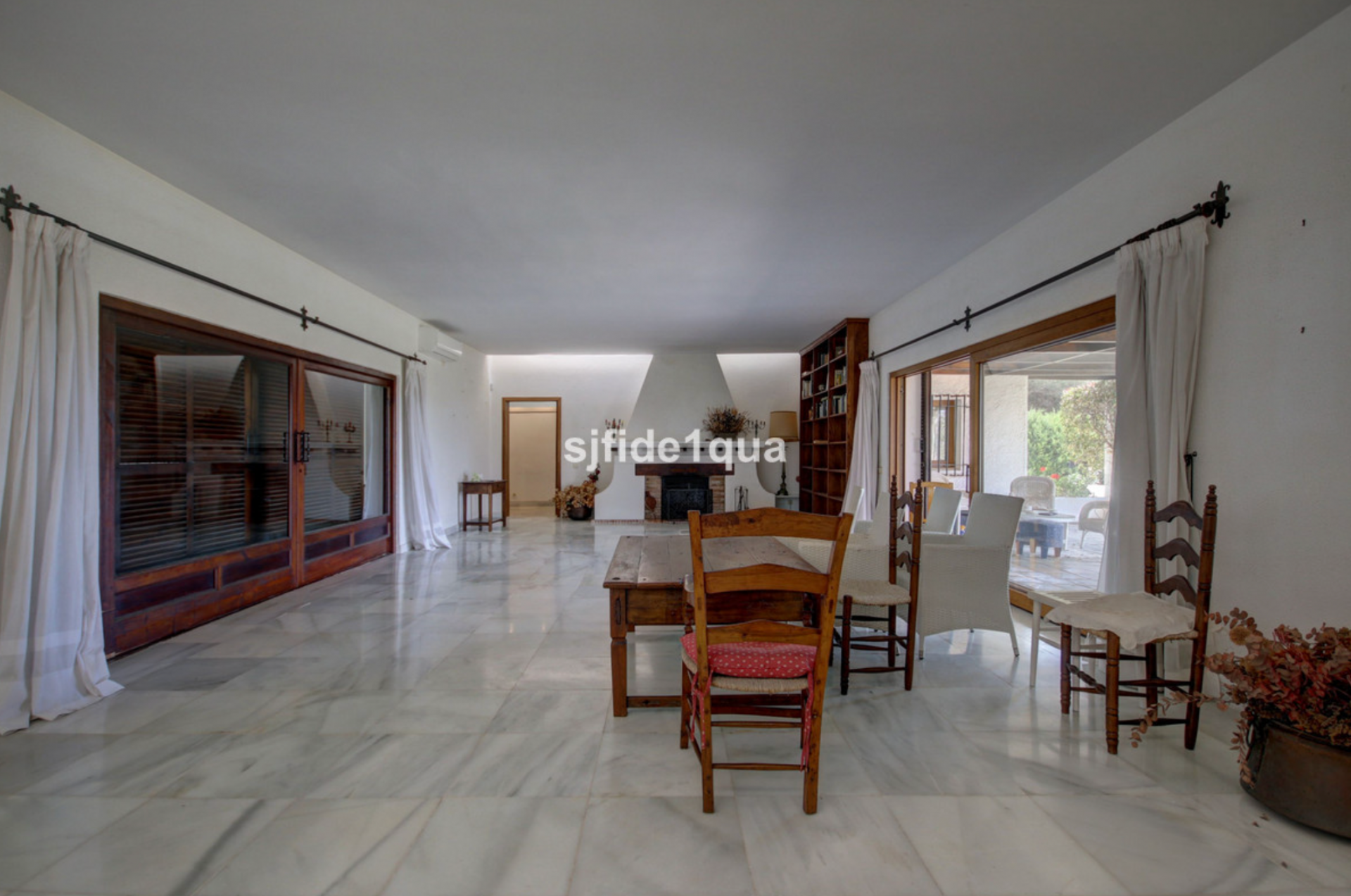 Spectacular investment opportunity, front line beach villa in Paraiso Barronal