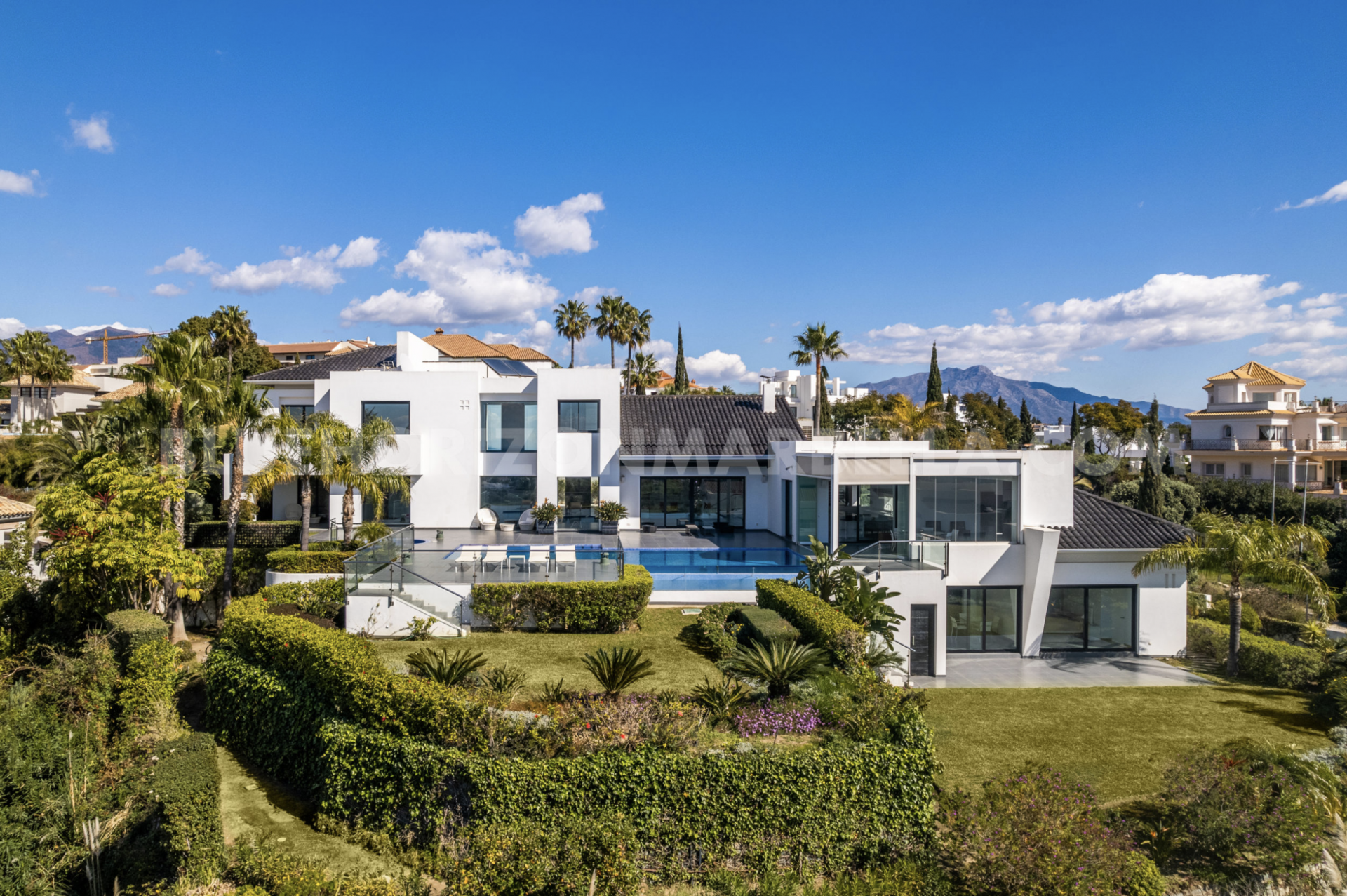 Contemporary luxury villa in Los Flamingos Golf Resort