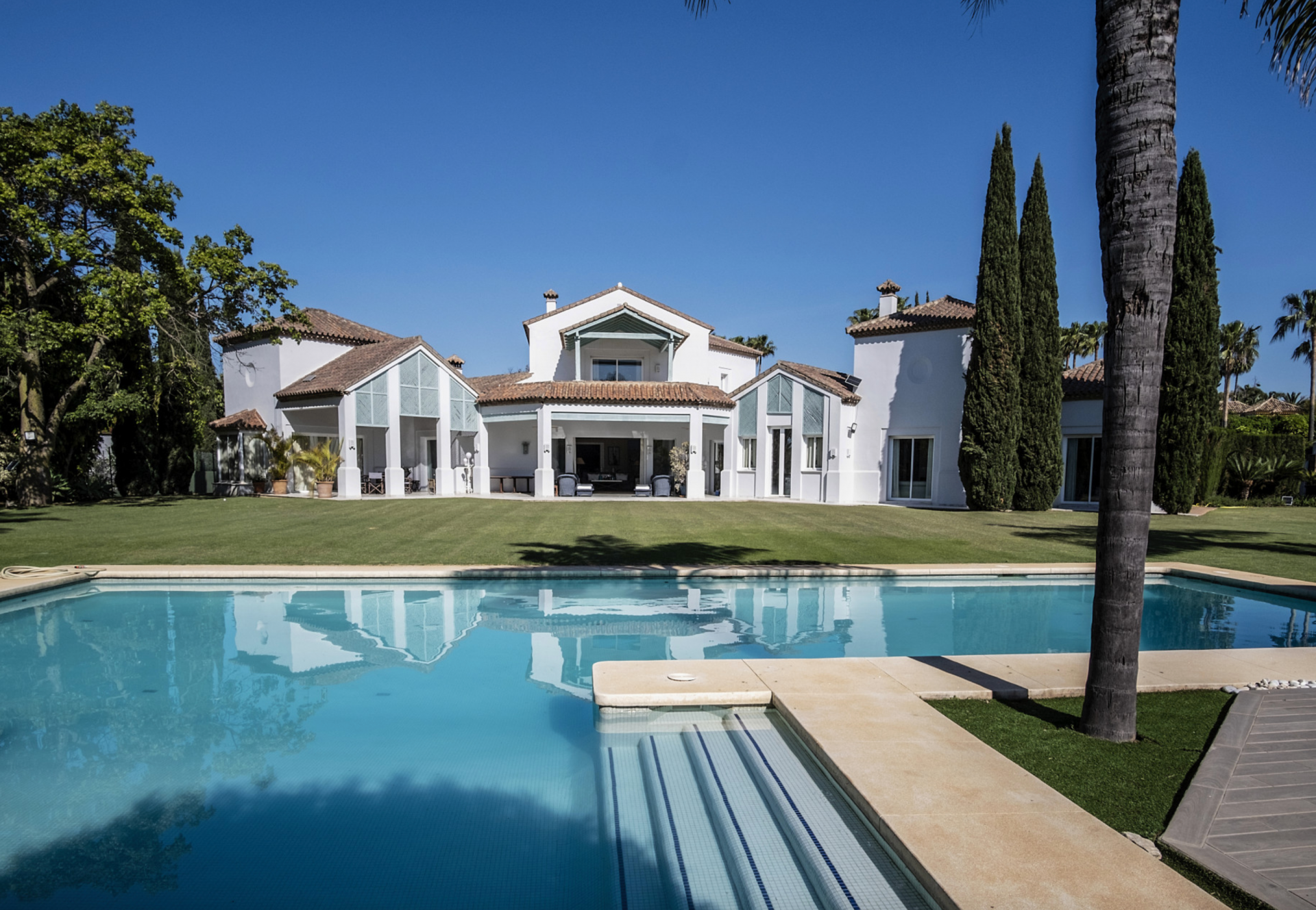Magnificent villa in Guadalmina Baja, walking distance to the beach and amenities and only a short drive to Puerto Banus and Marbella.