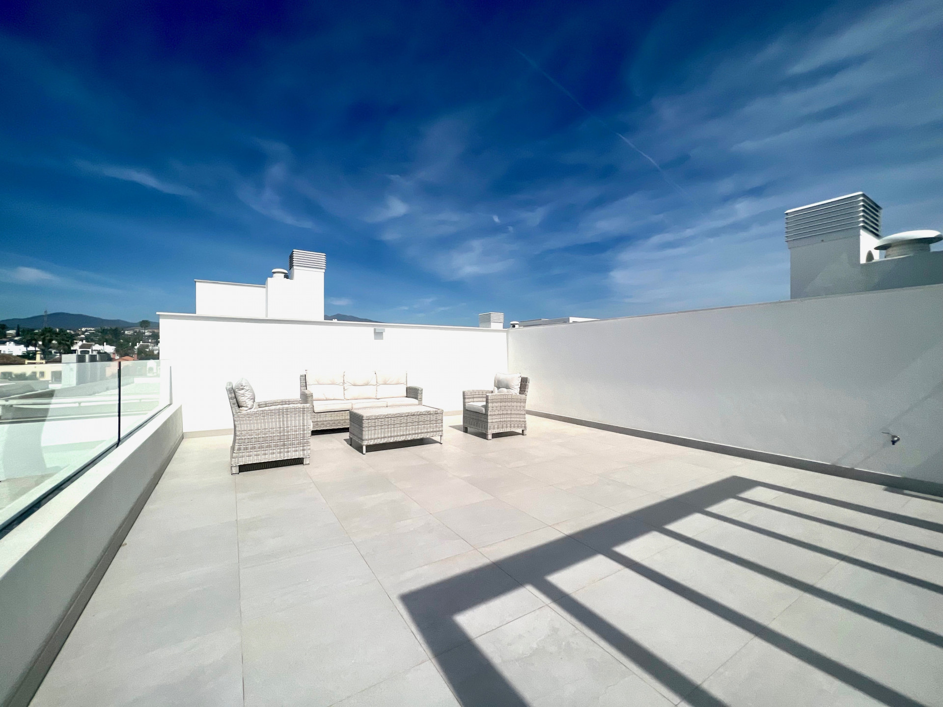 Large 4 bed, 3 bath penthouse with huge roof terrace in Bel Air