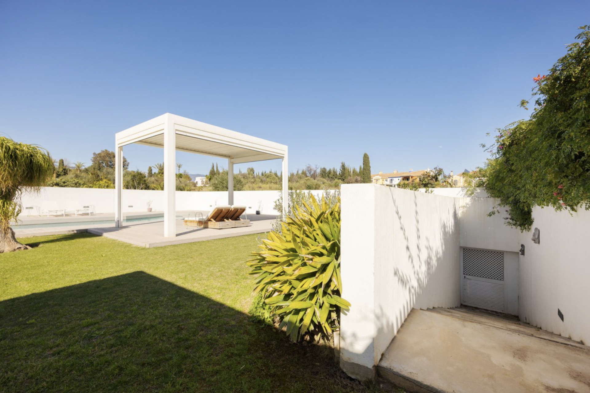 Recently renovated contemporary villa in Valle del Sol